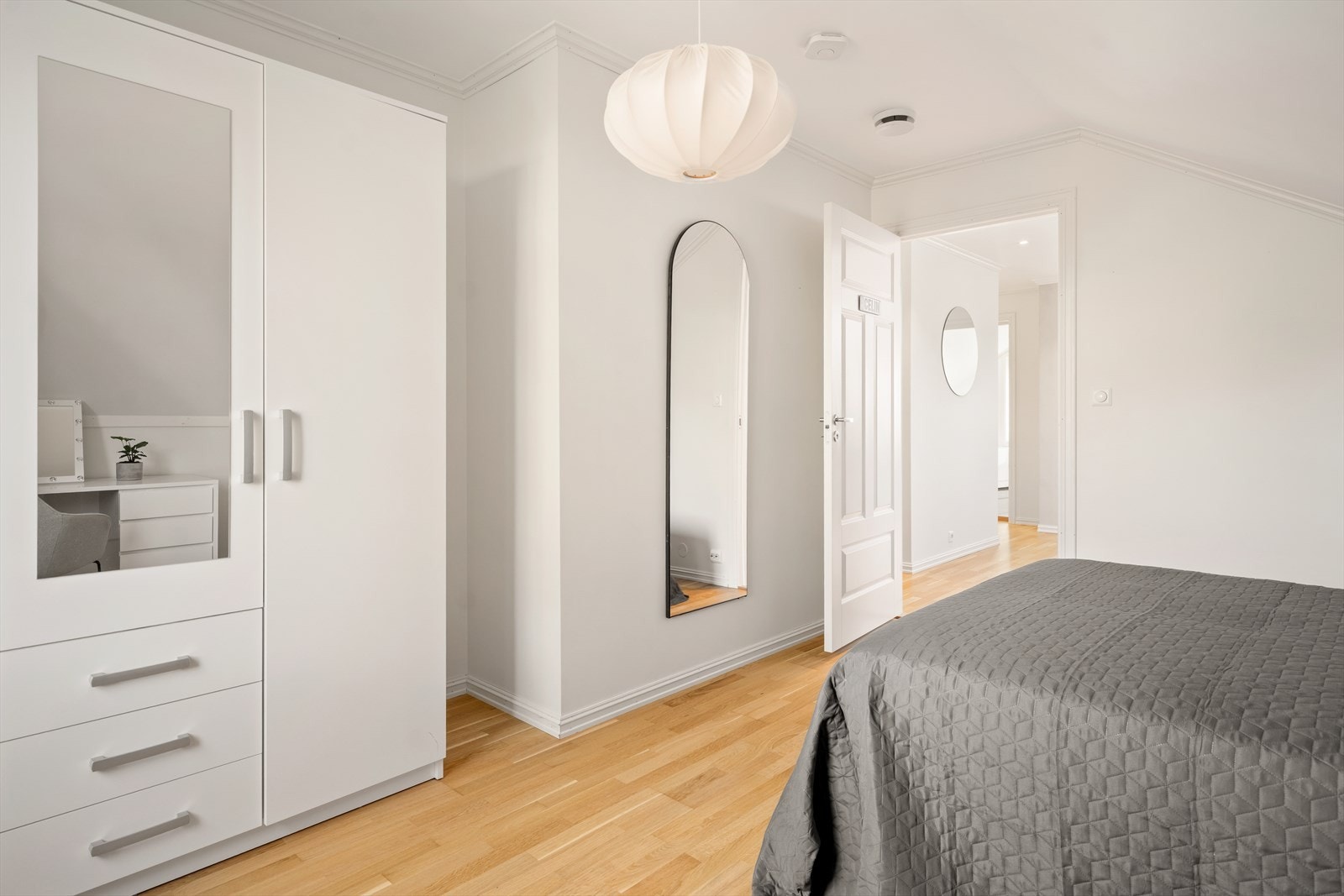 Soverom (2) har garderobeskap. Galleribilde