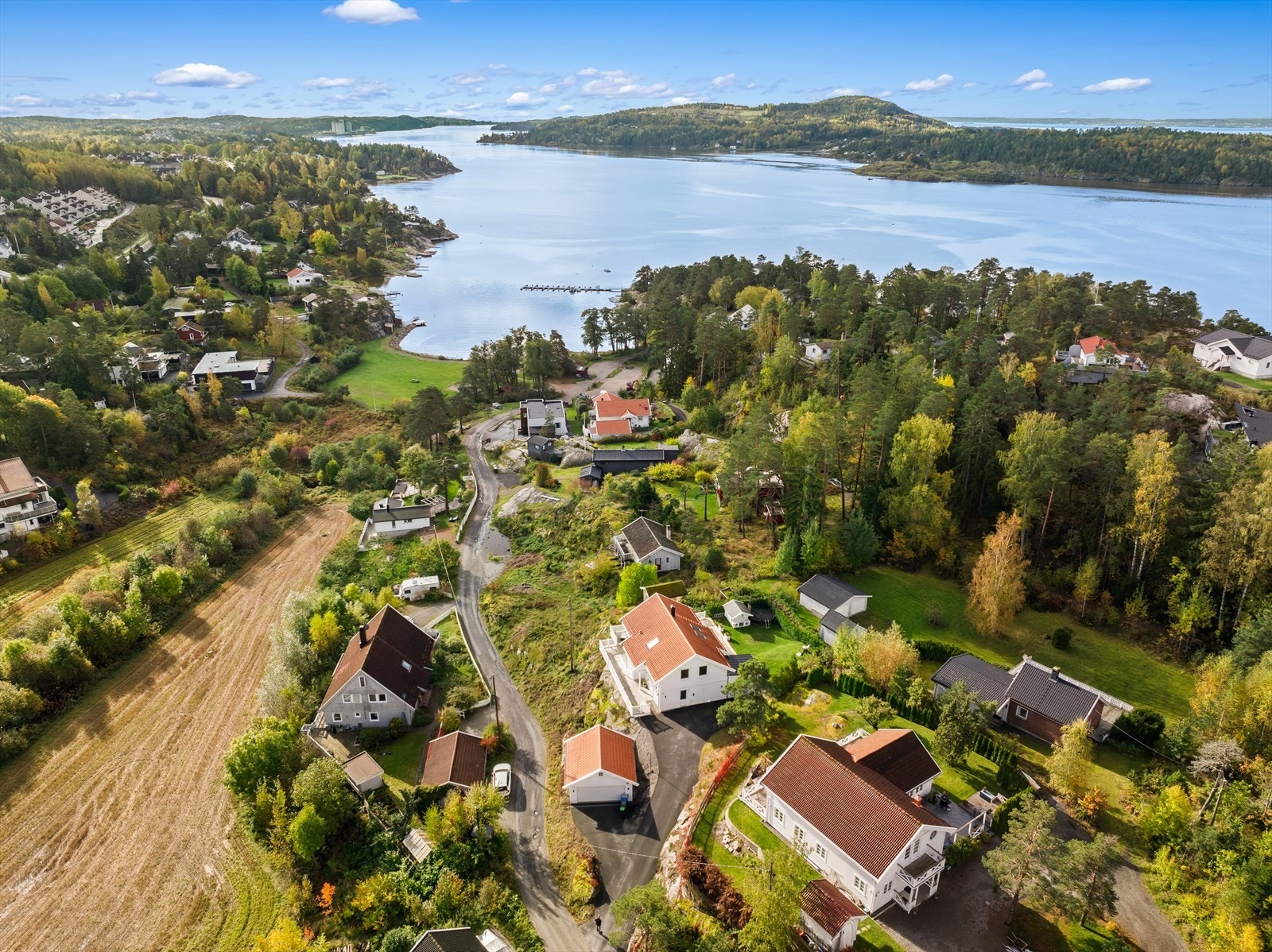 Særdeles attraktivt beliggende i "strandkanten" i Brevikbukta, ca 1,2 km syd for Son torg. Galleribilde