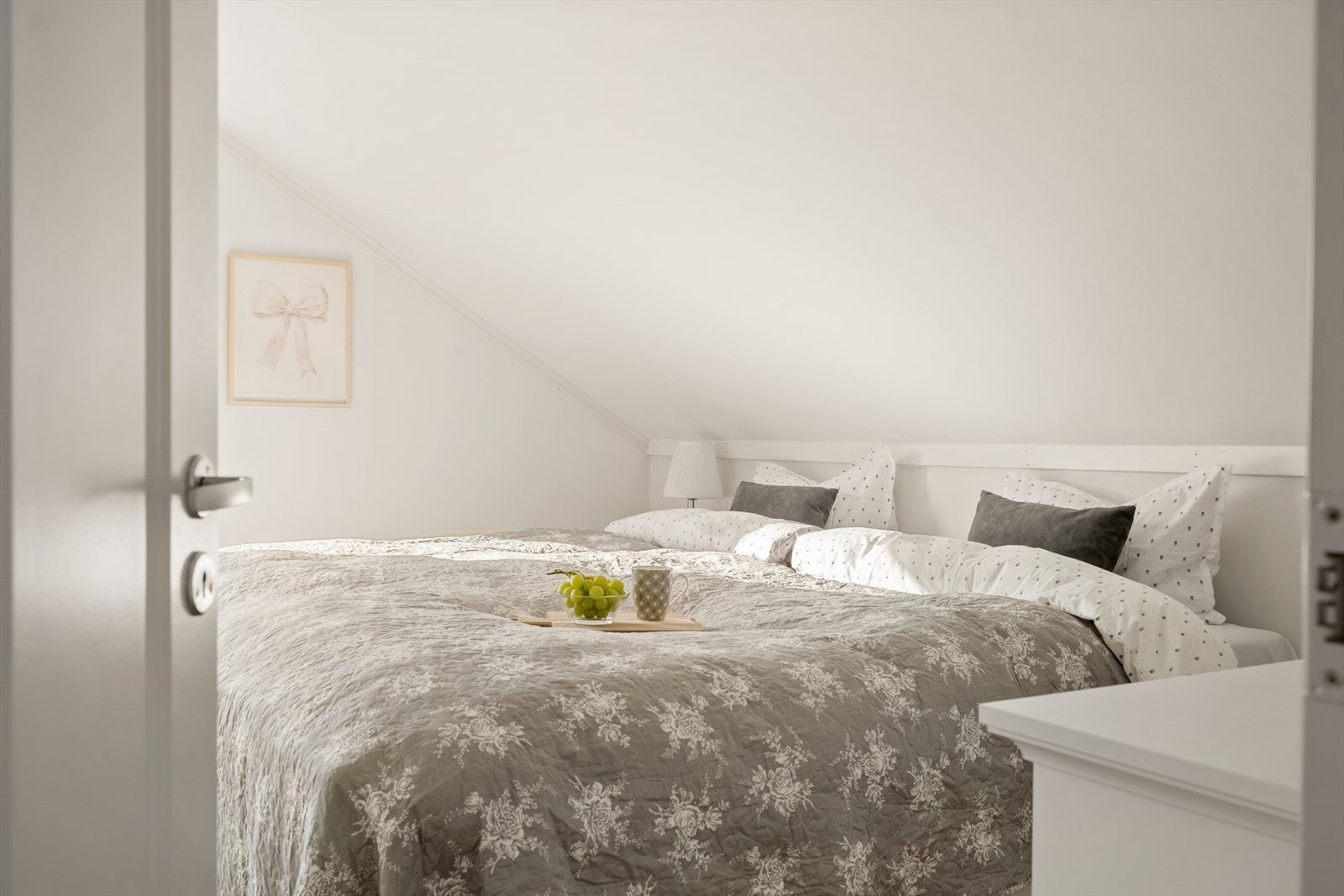 Soverom (1) har god plass til dobbeltseng med nattbord. Galleribilde