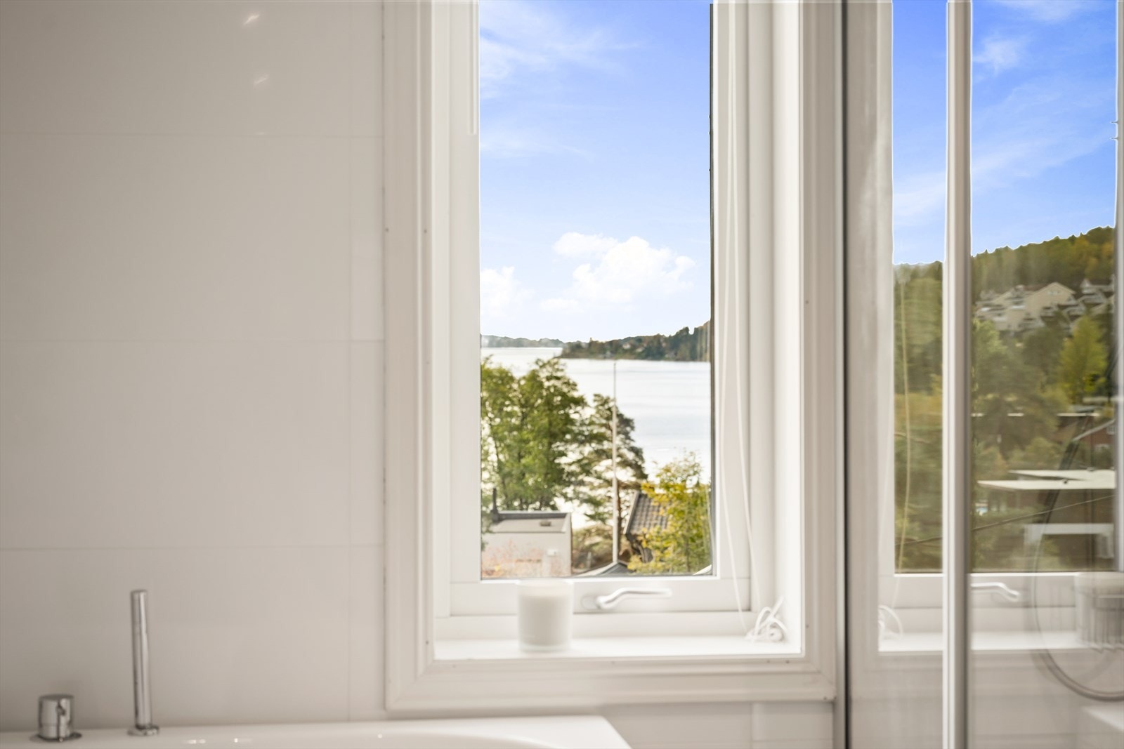 Sjøutsikt fra vinduet på badet. Galleribilde