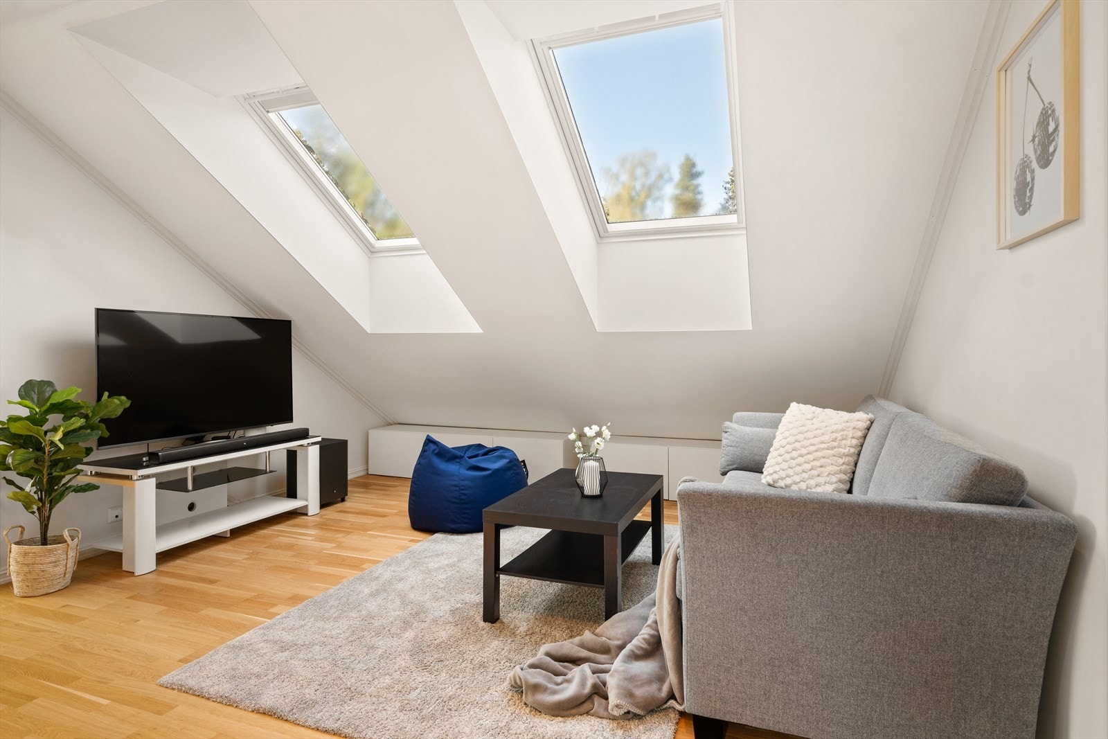 Koselig stue med plass til sofa, bord og tv-benk. Galleribilde