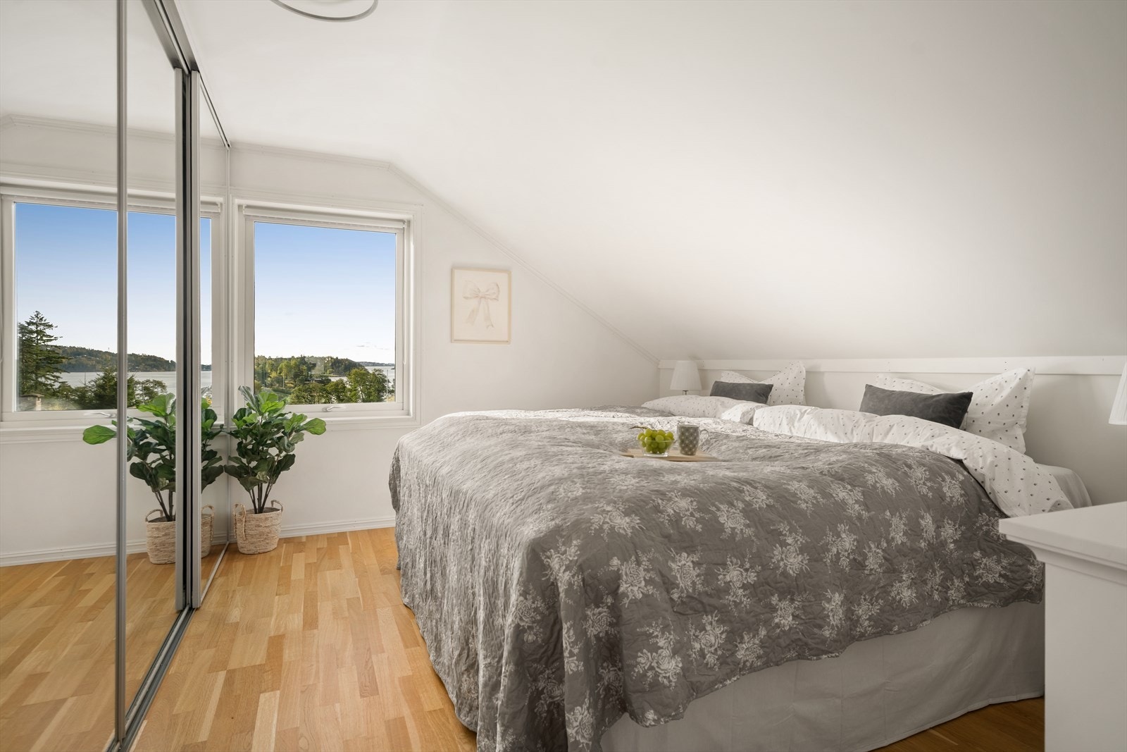 Soverom (1) har skyvedørsgarderobe med speil i dører. Galleribilde