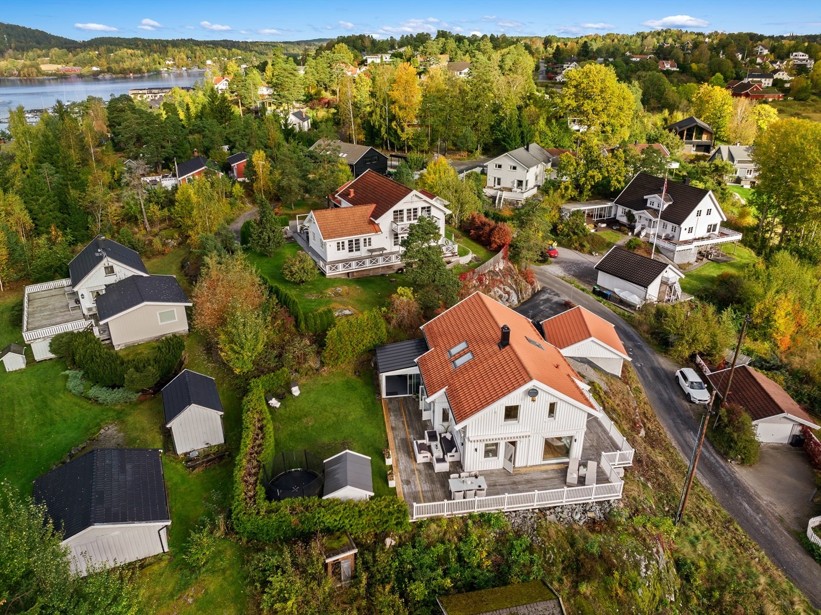 Området rundt består av frittliggende eneboliger. Galleribilde