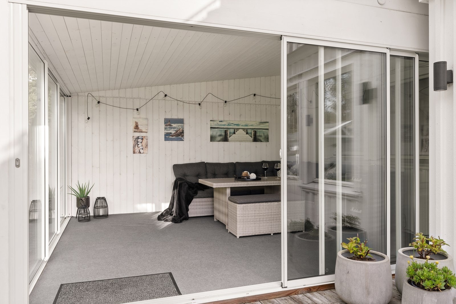 Innebygd terrasse med skyvedører. Galleribilde