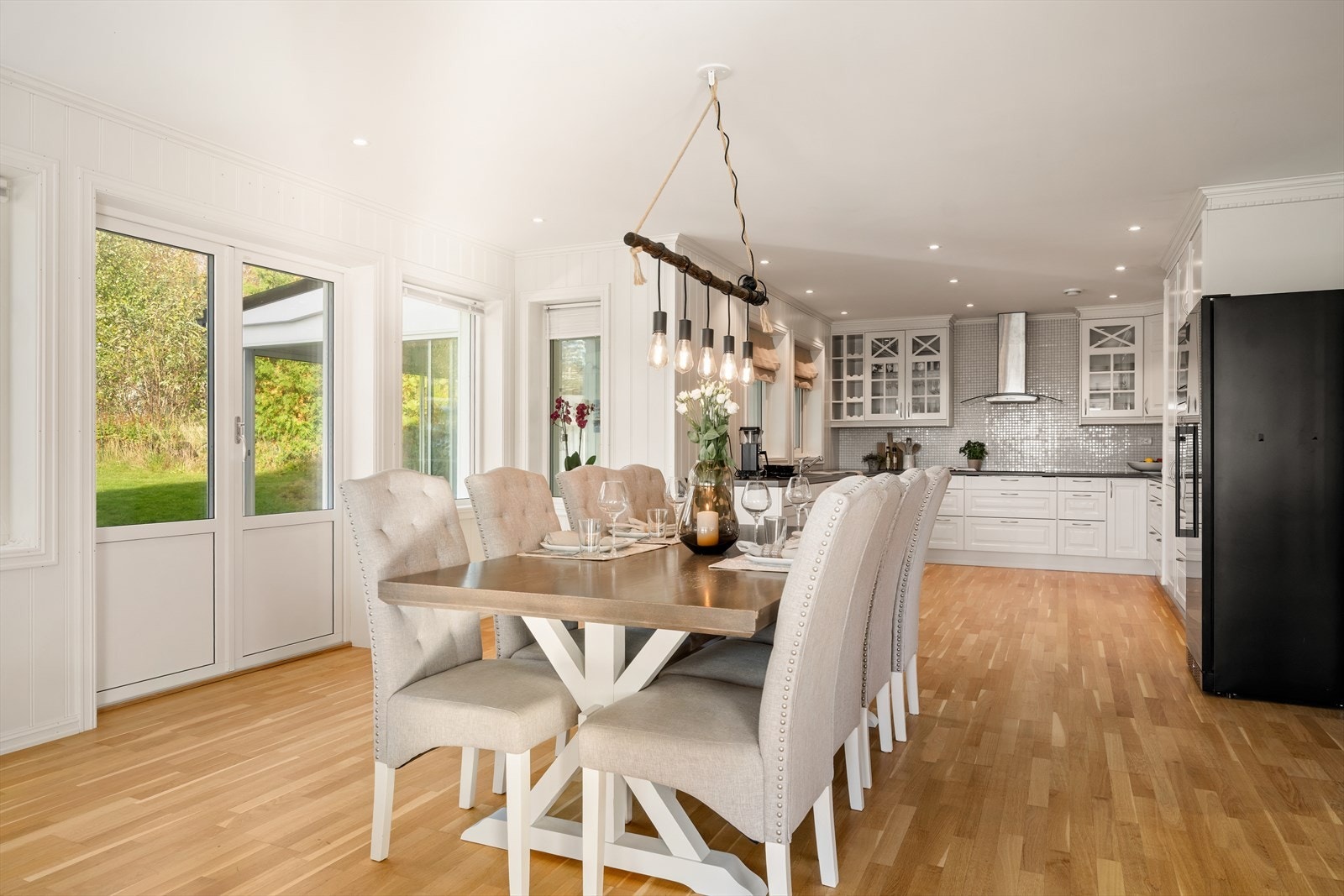 Spisestuen er plassert like ved kjøkkenet. Galleribilde