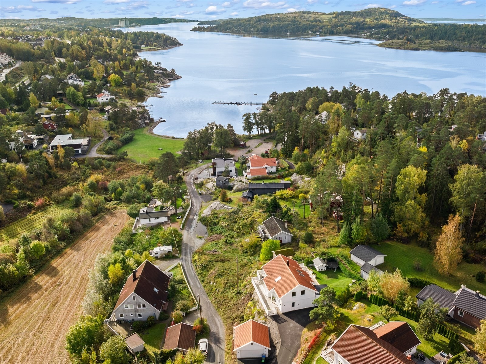 Særdeles attraktivt beliggende i "strandkanten" i Brevikbukta, ca 1,2 km syd for Son torg. Galleribilde