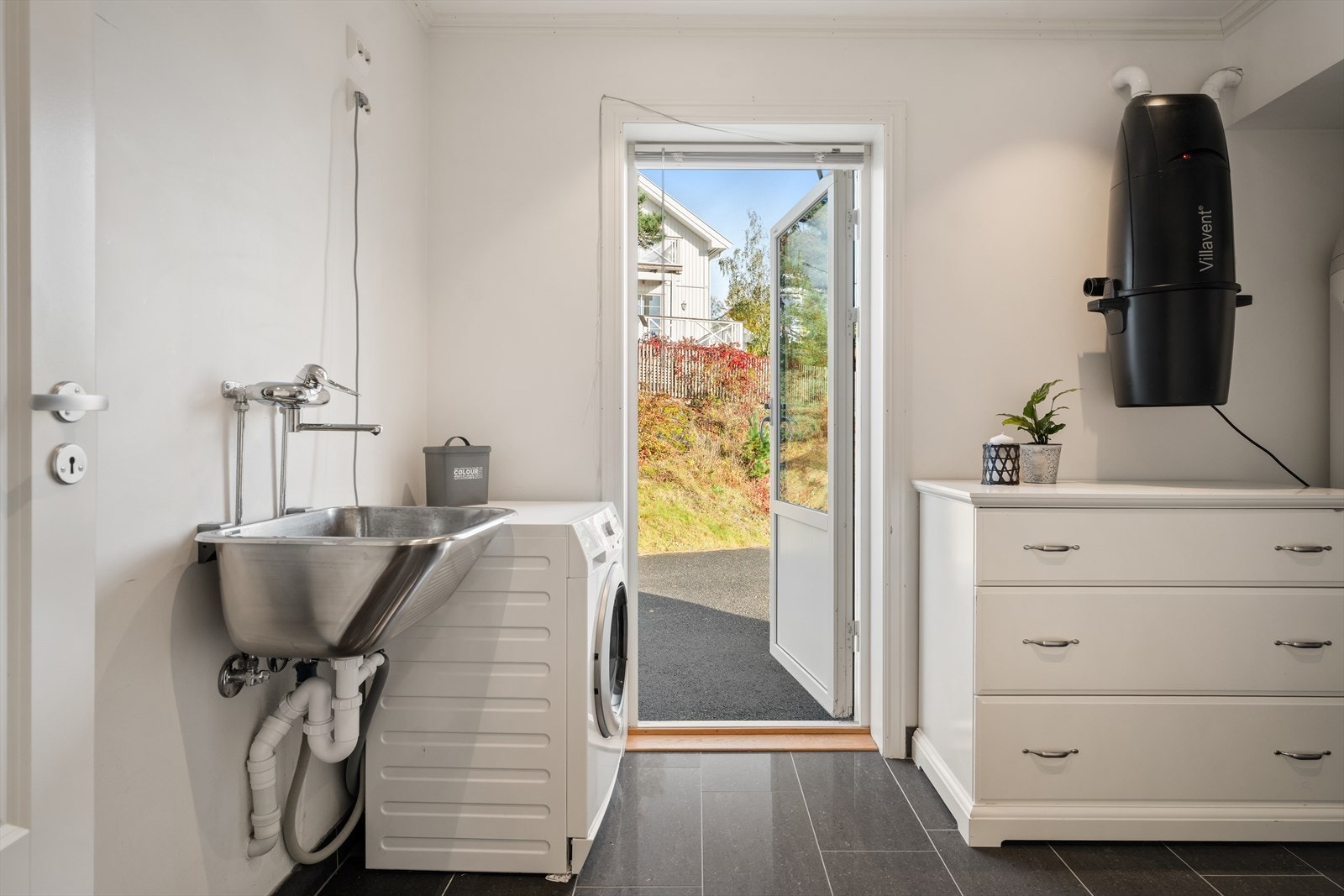 Vaskerom består av kum og har opplegg for vaskemaskin. Utgang til uteområde. Galleribilde