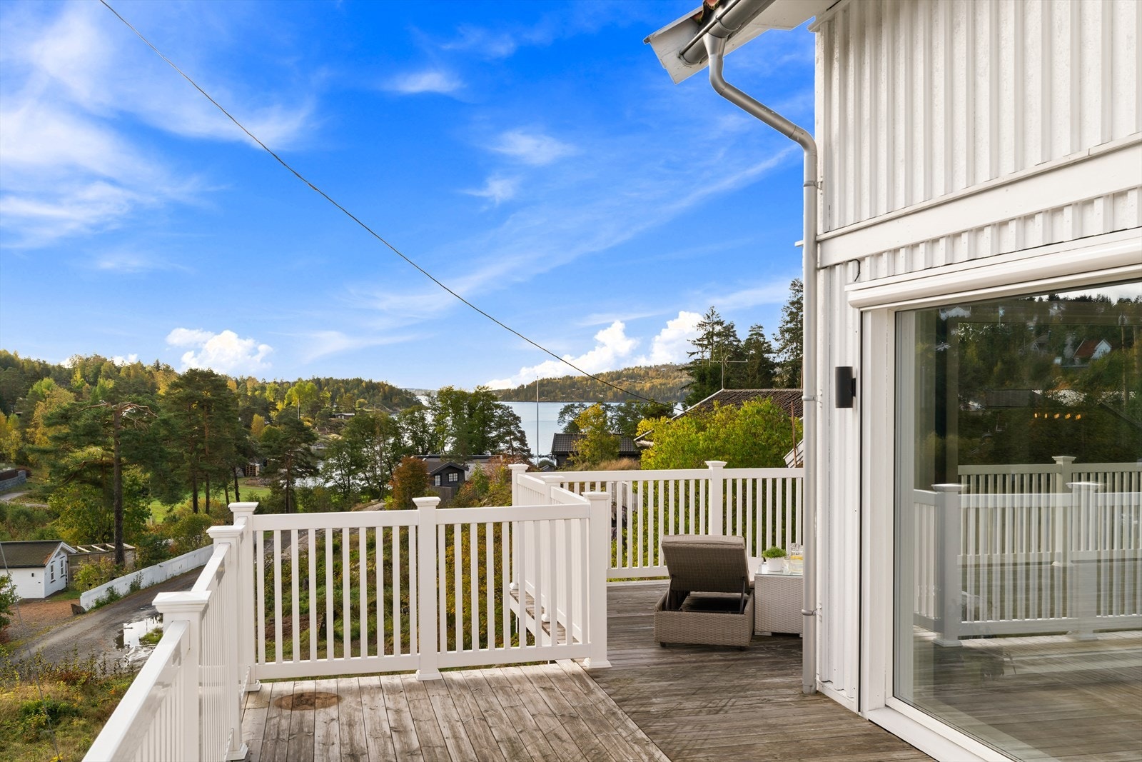 Solrik terrasse med god plass til flere utemøbelgrupper. Galleribilde