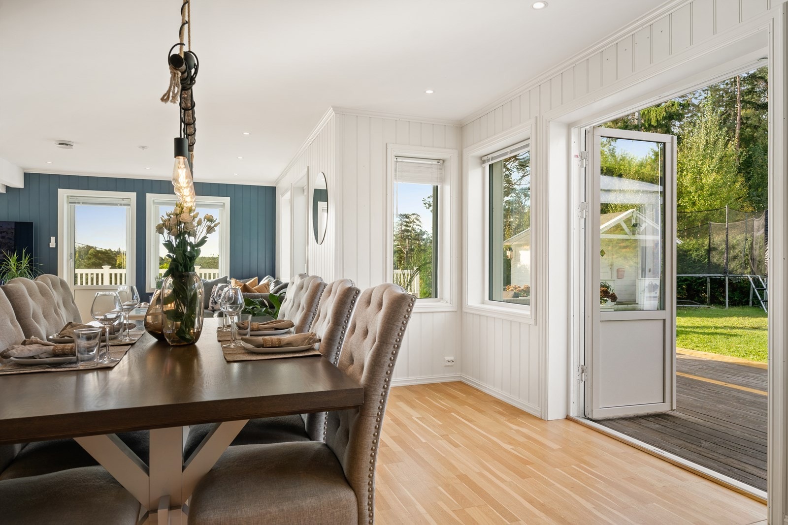 Fra stuen er det utgang til solrik terrasse. Galleribilde