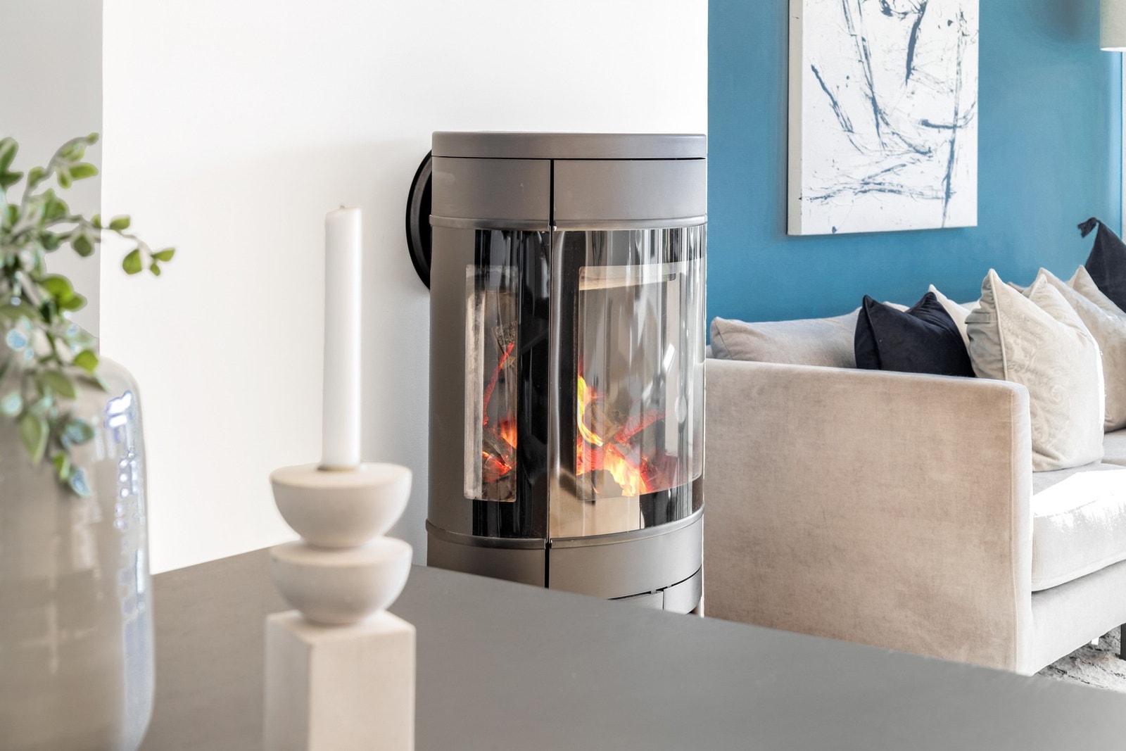 Sentralt i rommet står en moderne peisovn som skaper både varme og stemning Galleribilde