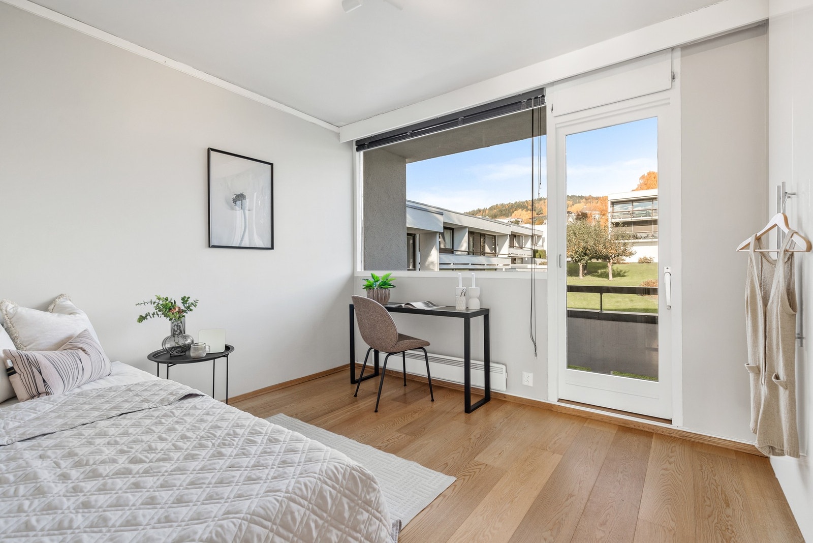 Begge soverommene har 1-stavs parkettgulv og slette vegger malt i nøytrale farger Galleribilde