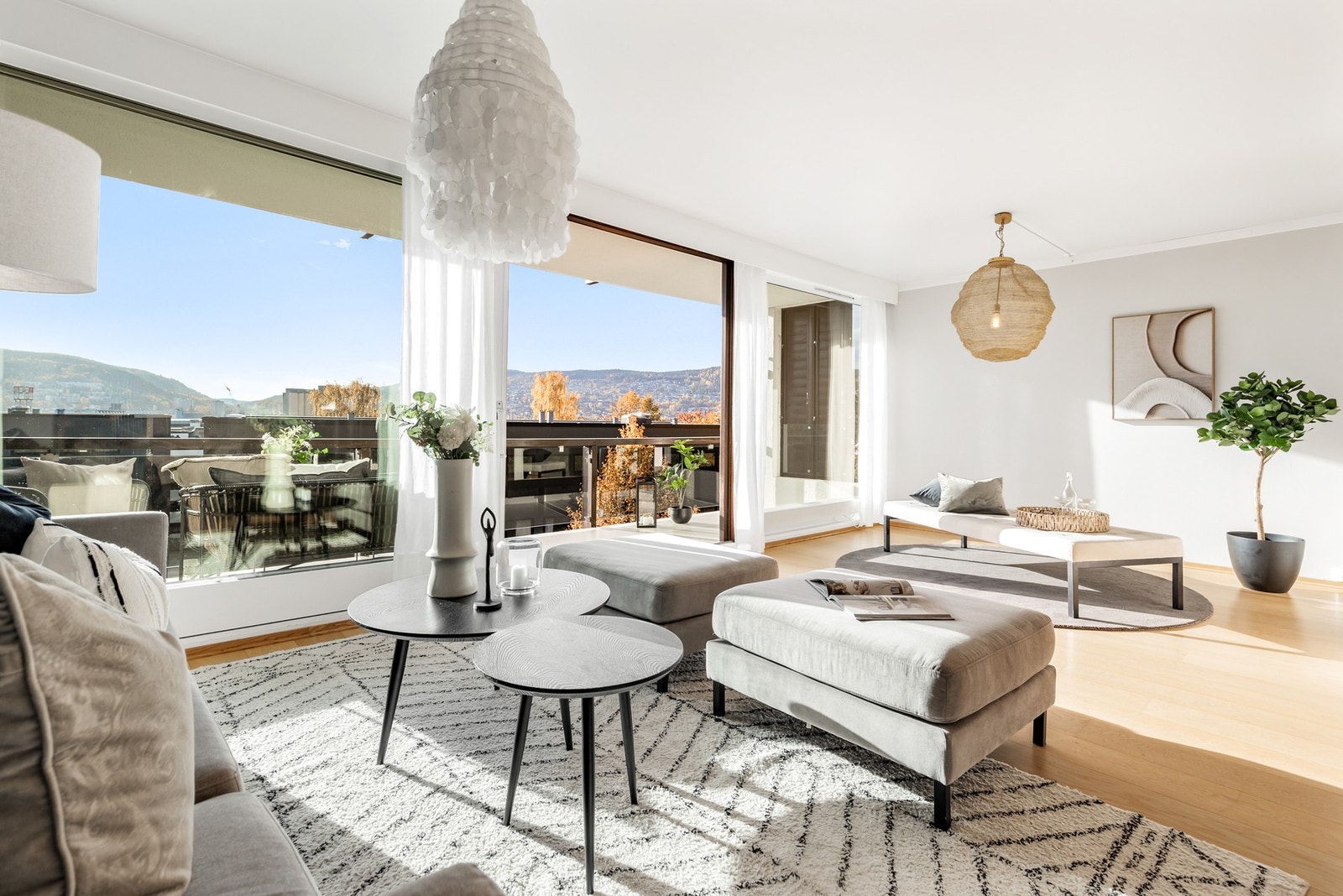 Stuen har god plass til både sofagruppe, spisebord og annet møblement Galleribilde