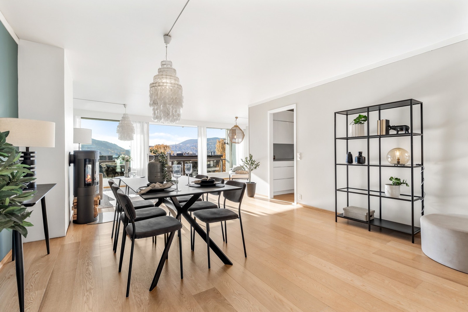 Pen stue med 1-stavs parkettgulv og slette flater på både vegger og i himling Galleribilde