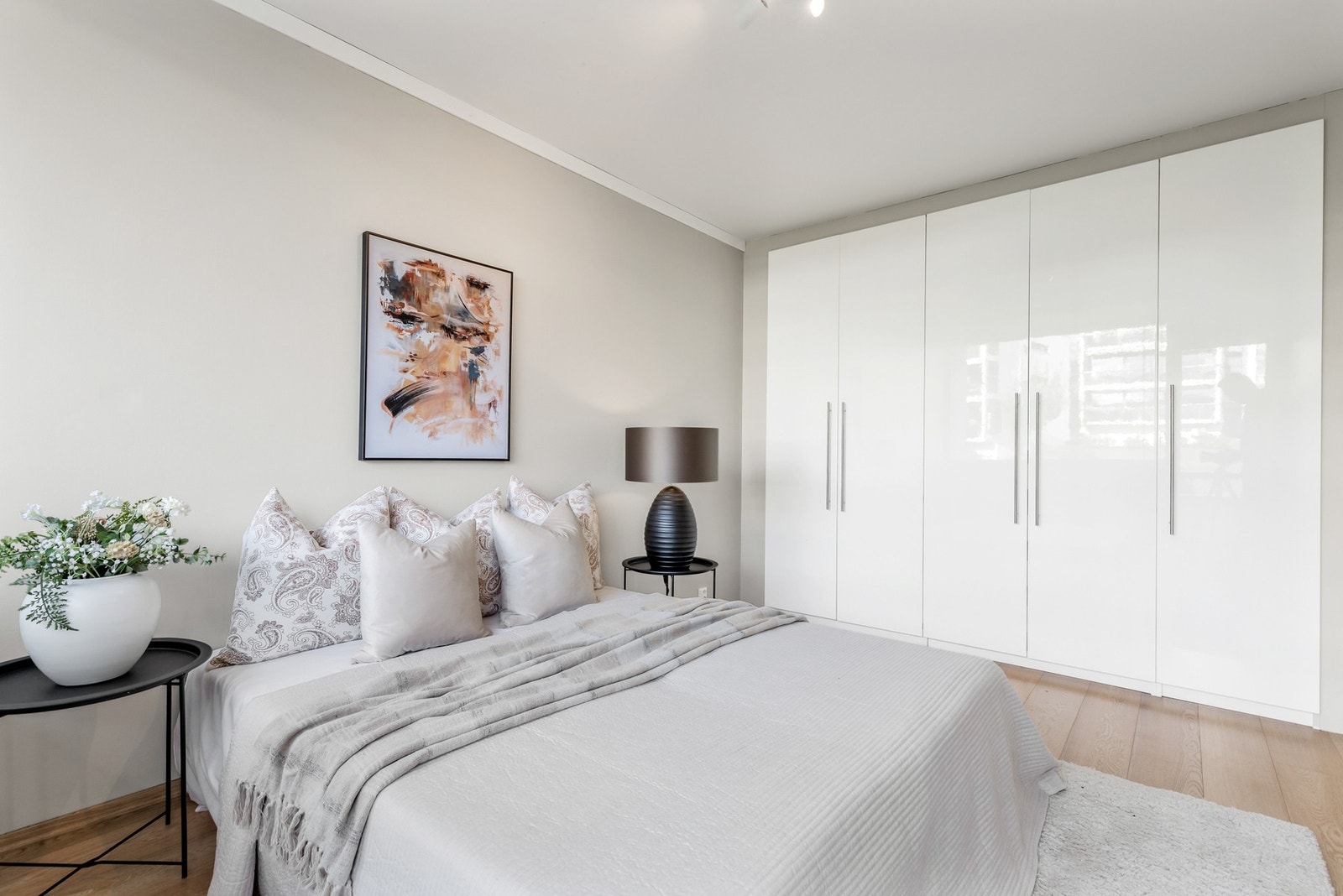 Hovedsoverommet har fin plass til dobbeltseng og tilhørende møblement Galleribilde