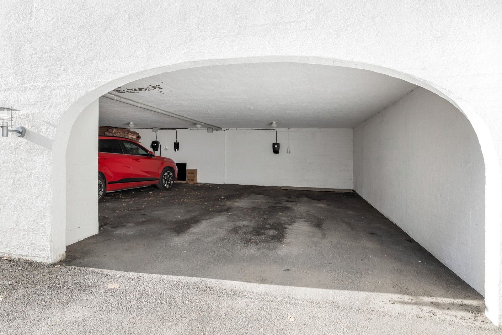 Boligen disponerer én parkeringsplass i en meget romslig carport Galleribilde