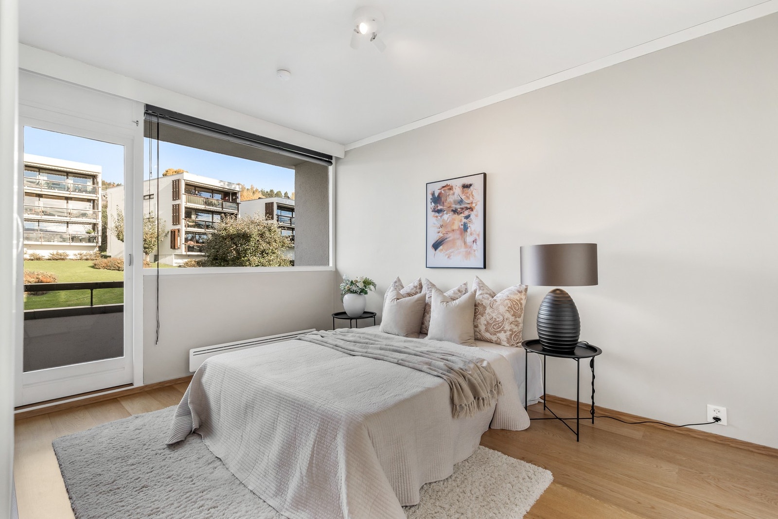 Leiligheten har to soverom, begge med plassbygde garderobeskap og direkte utgang til balkong Galleribilde