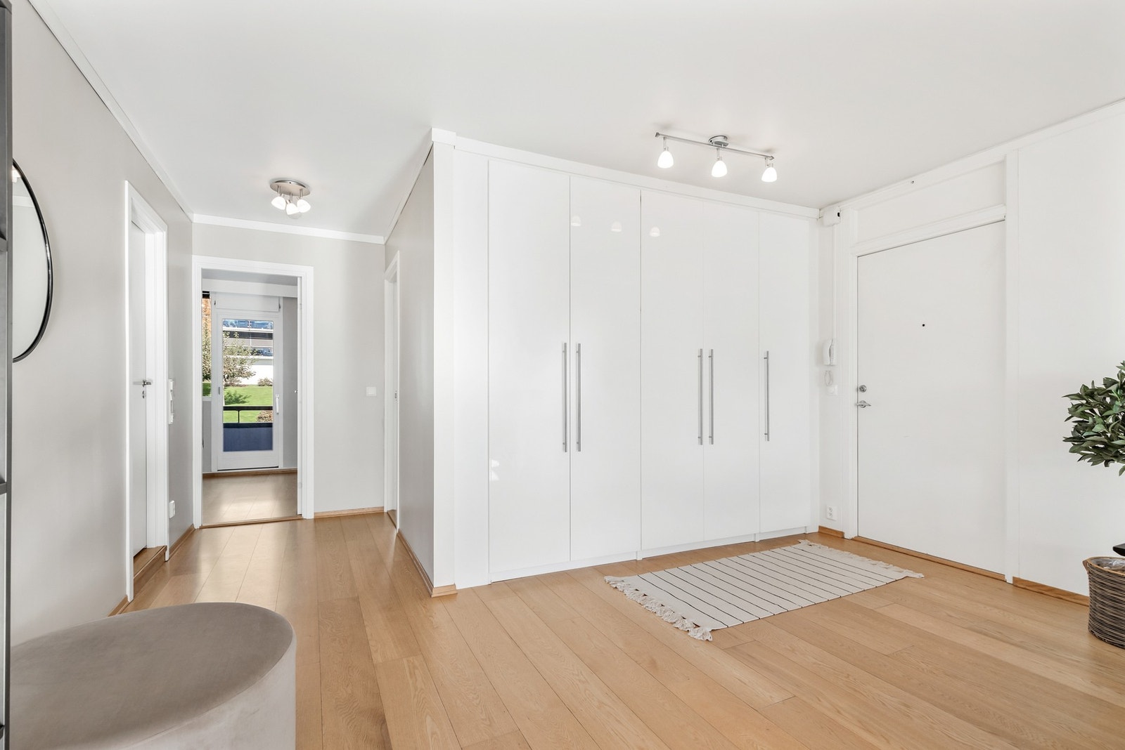 Lys entré i åpen forbindelse med stuen Galleribilde