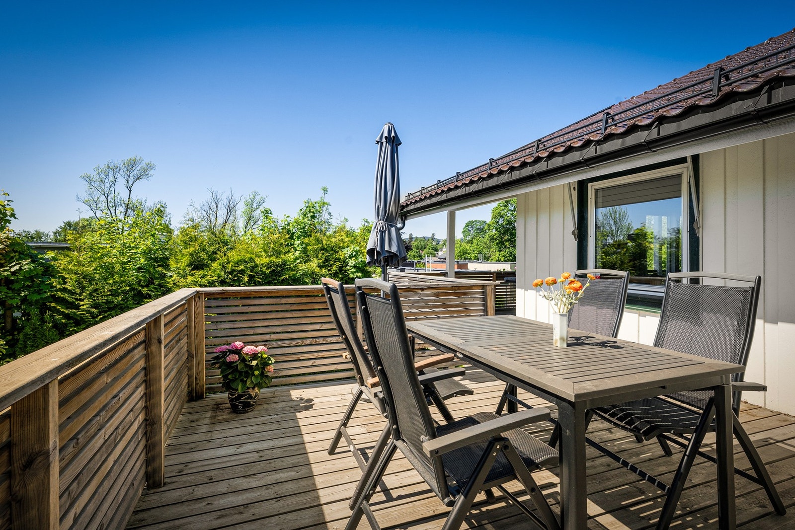 Her har du fantastiske muligheter for å nyte måltider ute, invitere til sommerfester, eller bare slappe av i solen med en god bok - din egen oase midt i det grønne. Galleribilde