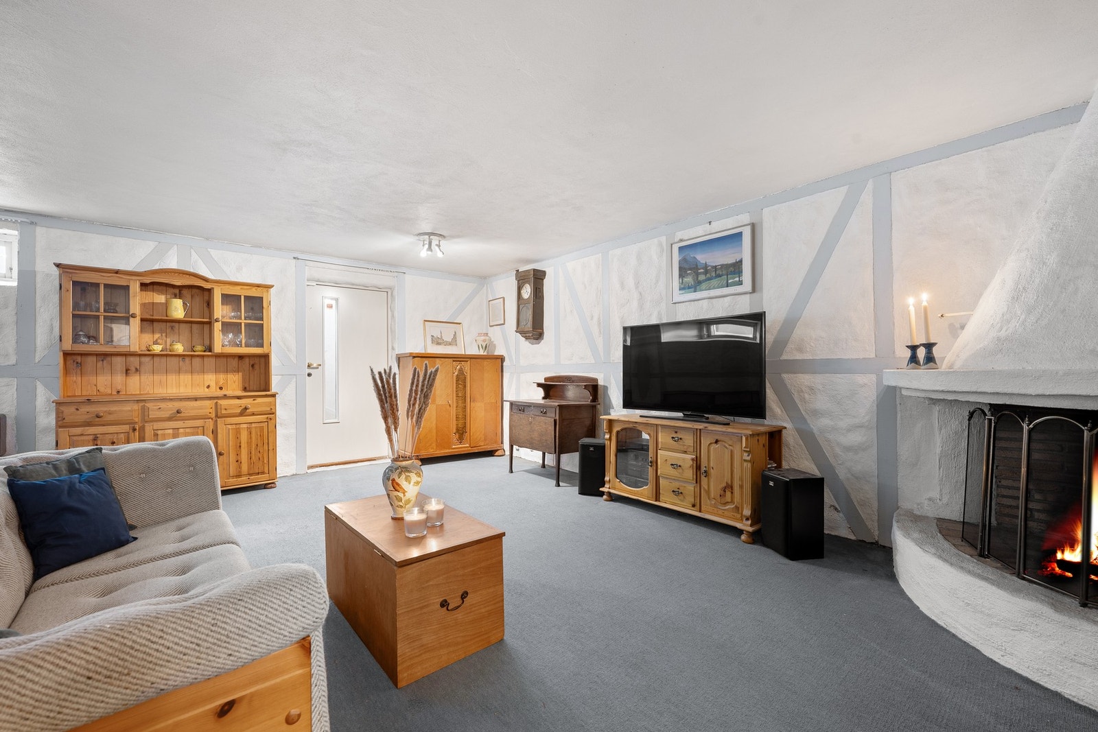 Rommet passer perfekt som ekstra oppholdsrom for både store og små, enten det brukes som TV-stue, ungdomsrom eller et sosialt samlingspunkt. Galleribilde