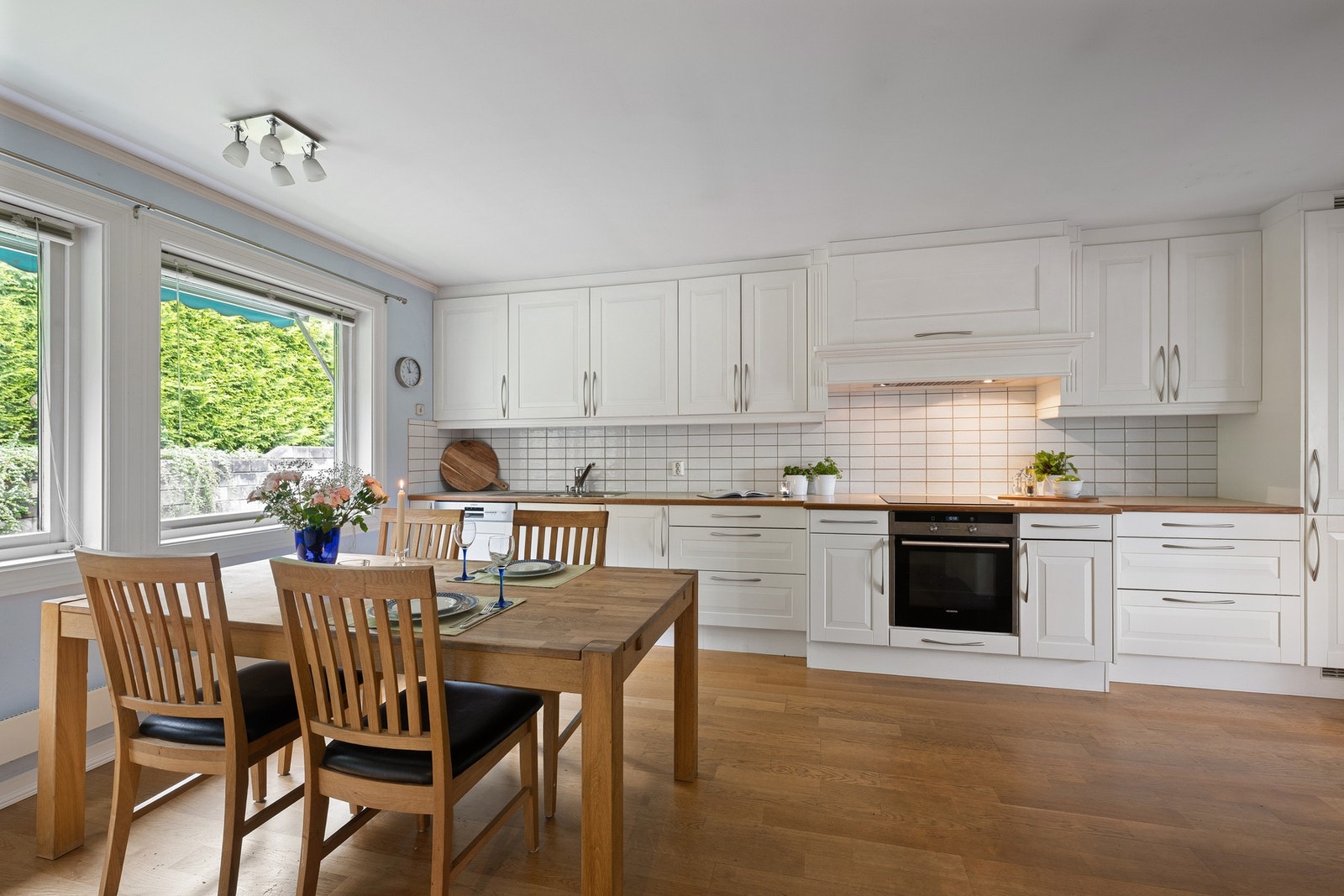 Kjøkkenet er godt utstyrt med integrerte hvitevarer, rikelig med oppbevaringsplass, god arbeidsflate og en åpen løsning som gir god plass til spisebord. Galleribilde