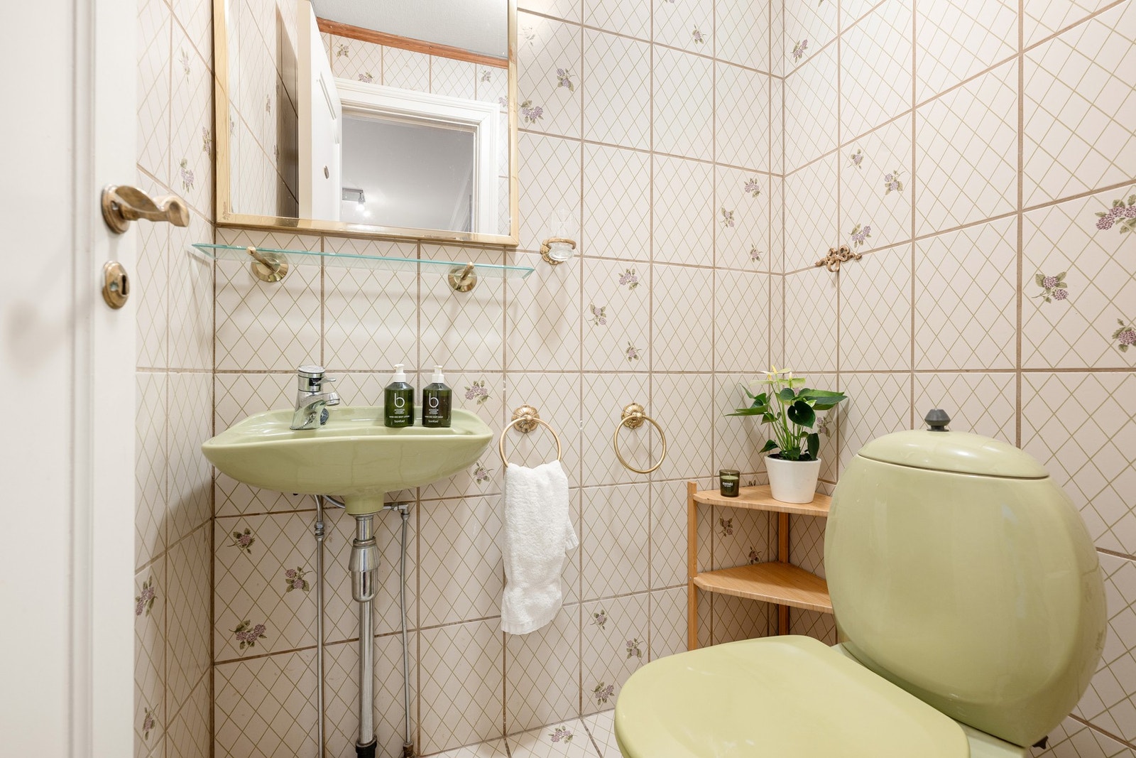 Toalettrommet er fra byggeåret og har flislagte gulv og vegger for en robust finish. Galleribilde