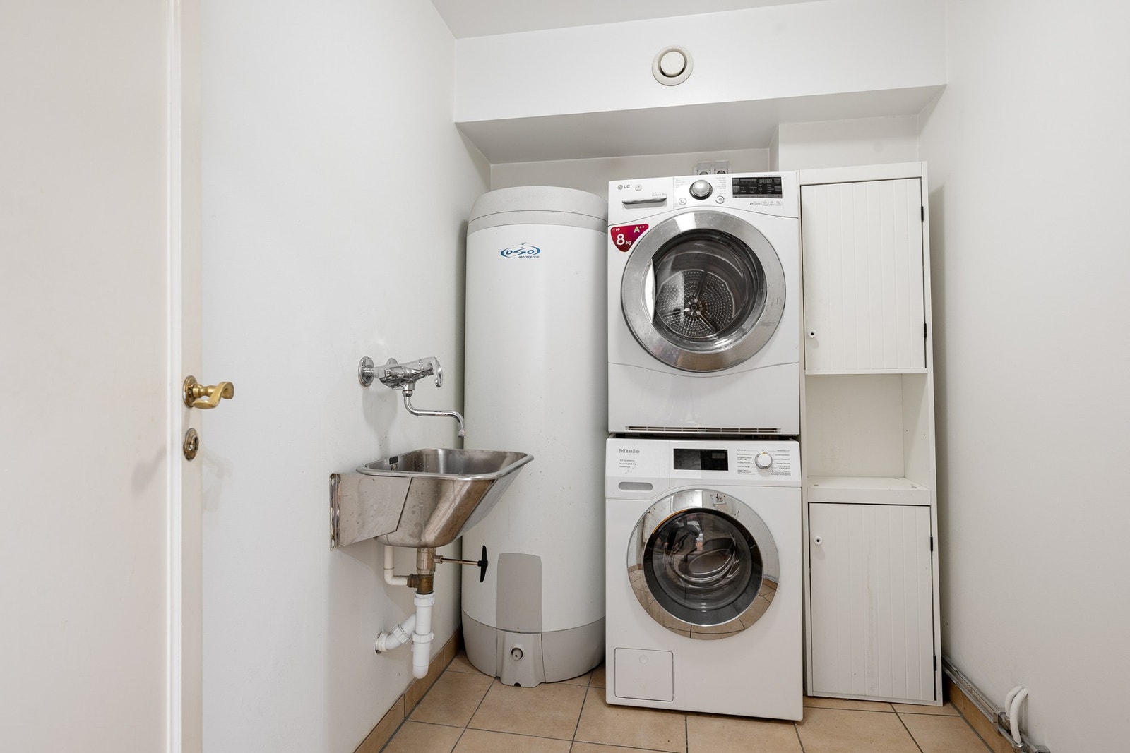 Vaskerom oppgradert i 2014, med flislagt gulv og behagelig varmekabler. Rommet har ferdig opplegg for både vaskemaskin og tørketrommel samt en praktisk utslagsvask. Galleribilde