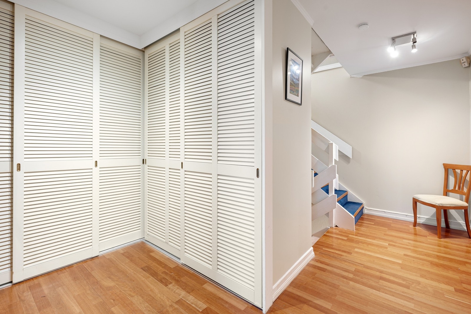 Romslig og smart garderobeskap i underetasjen gir deg rikelig med plass til oppbevaring av klær, sko og utstyr - perfekt for å holde hjemmet ryddig og organisert. Galleribilde