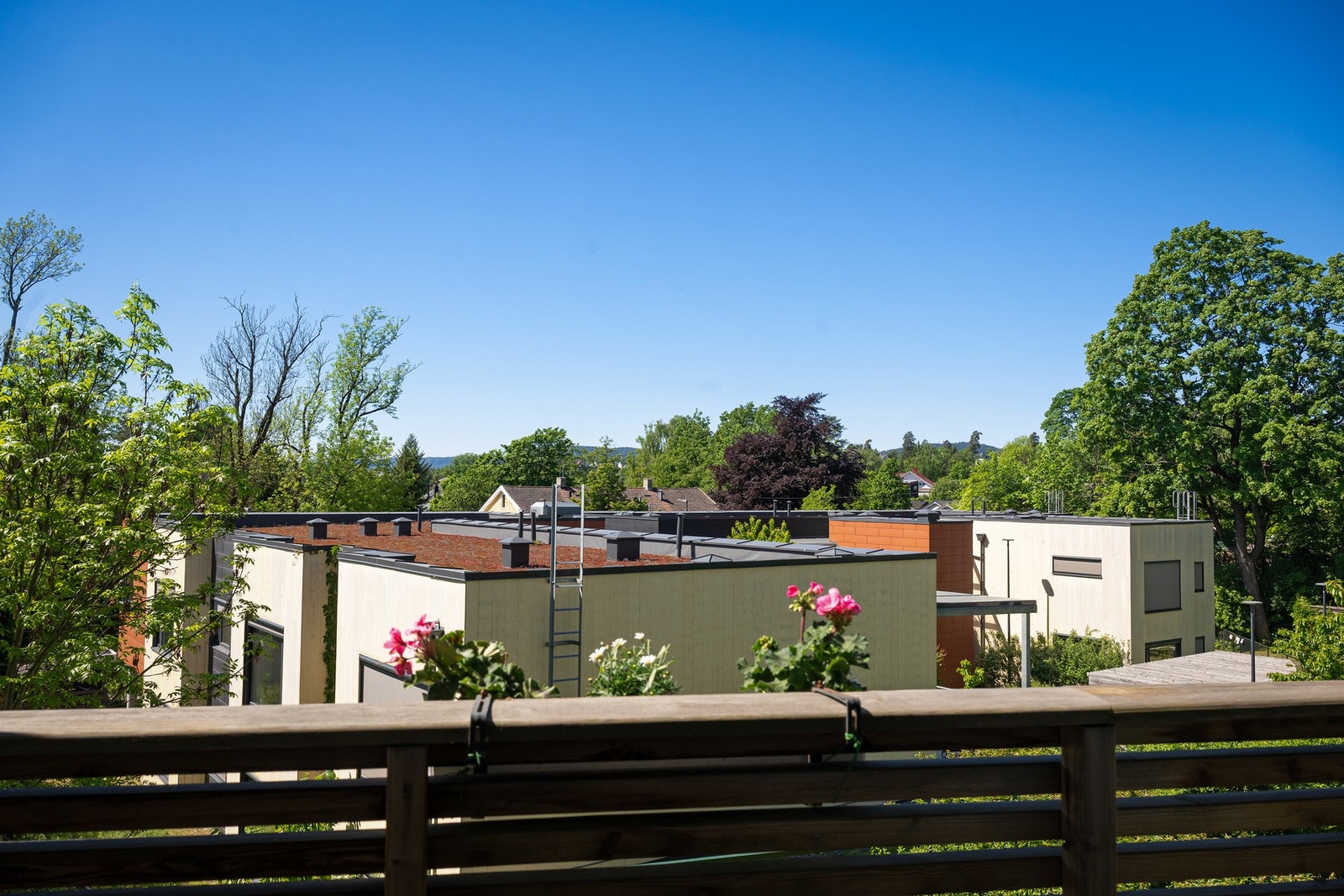 Med flott utsyn over hagen, nærområdet og det hyggelige nabolaget, får du både utsikt og privatliv i en og samme løsning. Galleribilde