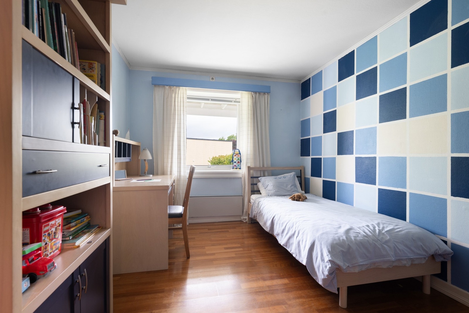 Soverom 3 er et innbydende rom som lett kan tilpasses både som barnerom, kontor eller gjesterom. Galleribilde