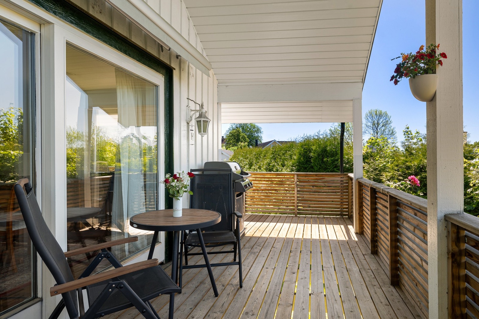 Terrassen er belagt med terrassebord og har flere soner med gode møbleringsmuligheter - enten du ønsker spiseplass, loungeområde eller en lun krok for morgenkaffen. Galleribilde