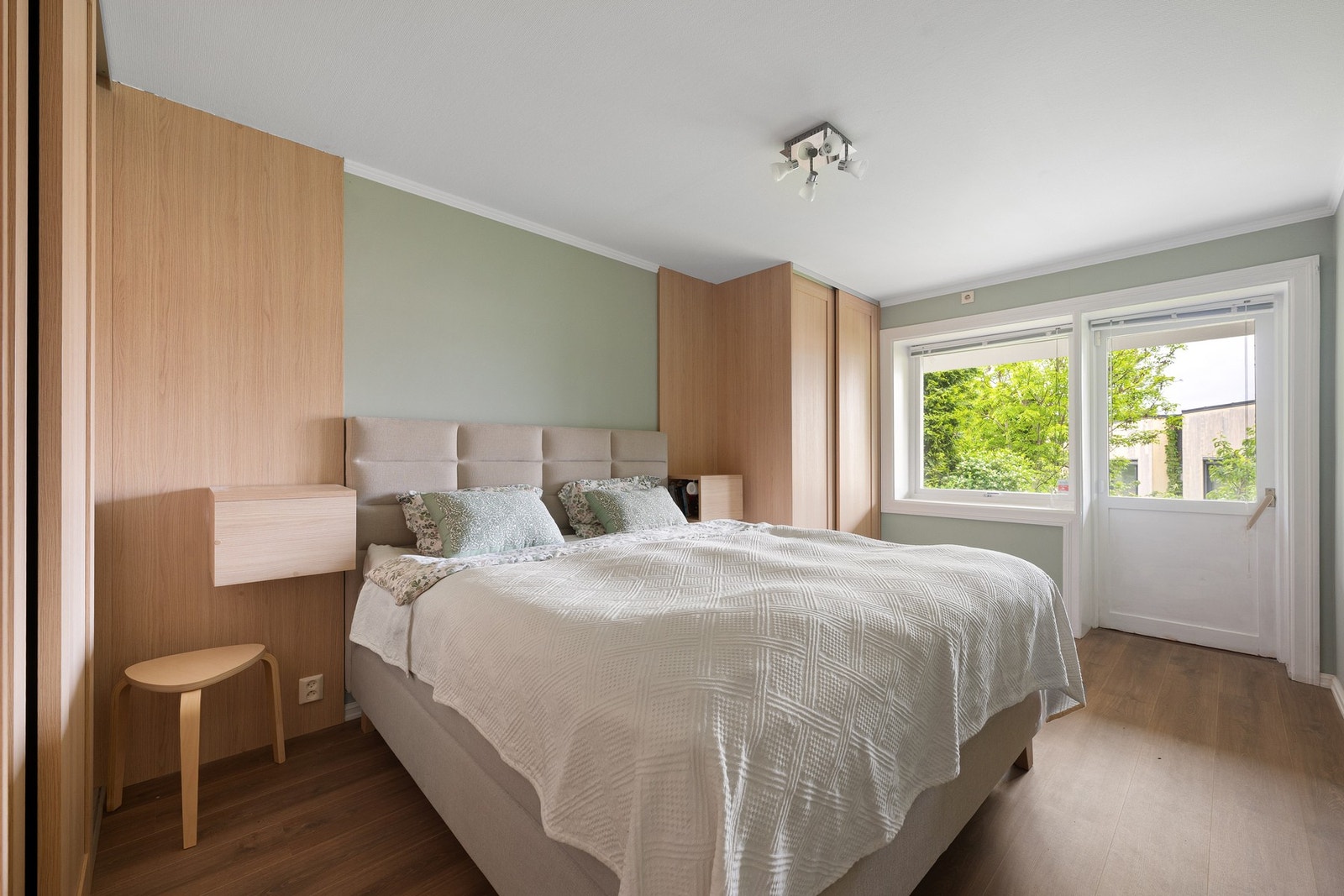 Hovedsoverommet fremstår som lunt, stilrent og innbydende, med rikelig naturlig lys og direkte utgang til hagen. Spesialbestillt garderobeskap laget etter mål i Danmark. Galleribilde