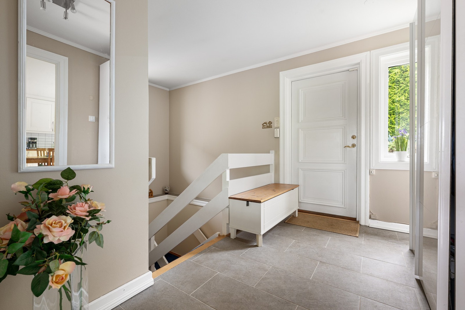 Boligen ønsker deg velkommen med en lys og romslig entré med flislagt gulv og gulvvarme. Her er det god plass til oppbevaring av yttertøy og sko i praktisk garderobeskap - en pen og ryddig velkomst. Galleribilde