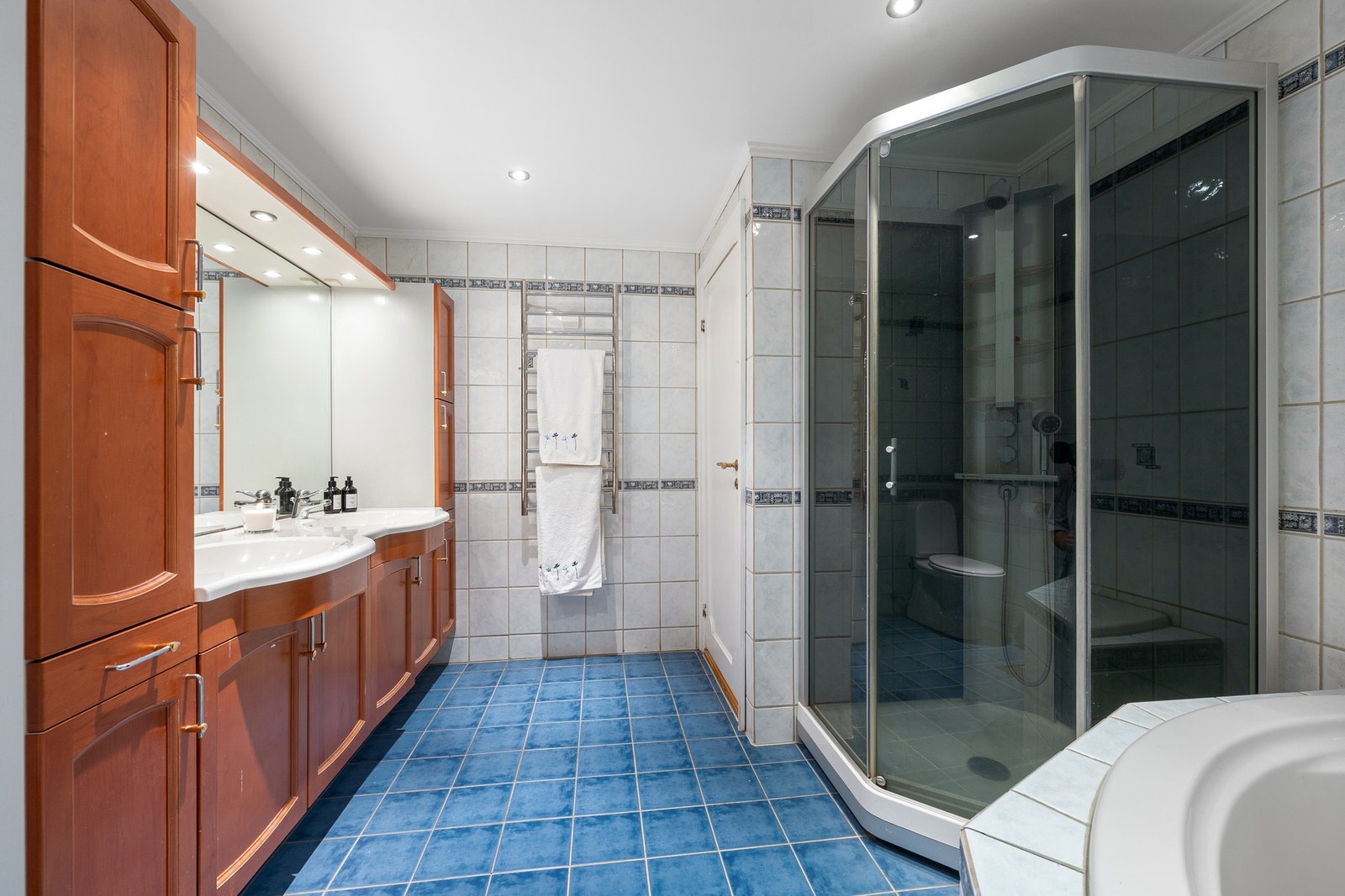 Baderommet fremstår som pent og velholdt med moderne løsninger for komfort og funksjonalitet. Galleribilde