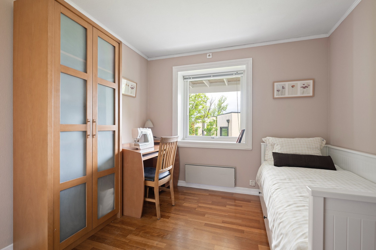 Soverom 2 er lyst og trivelig med et praktisk garderobeskap som gir god oppbevaringsplass. Galleribilde