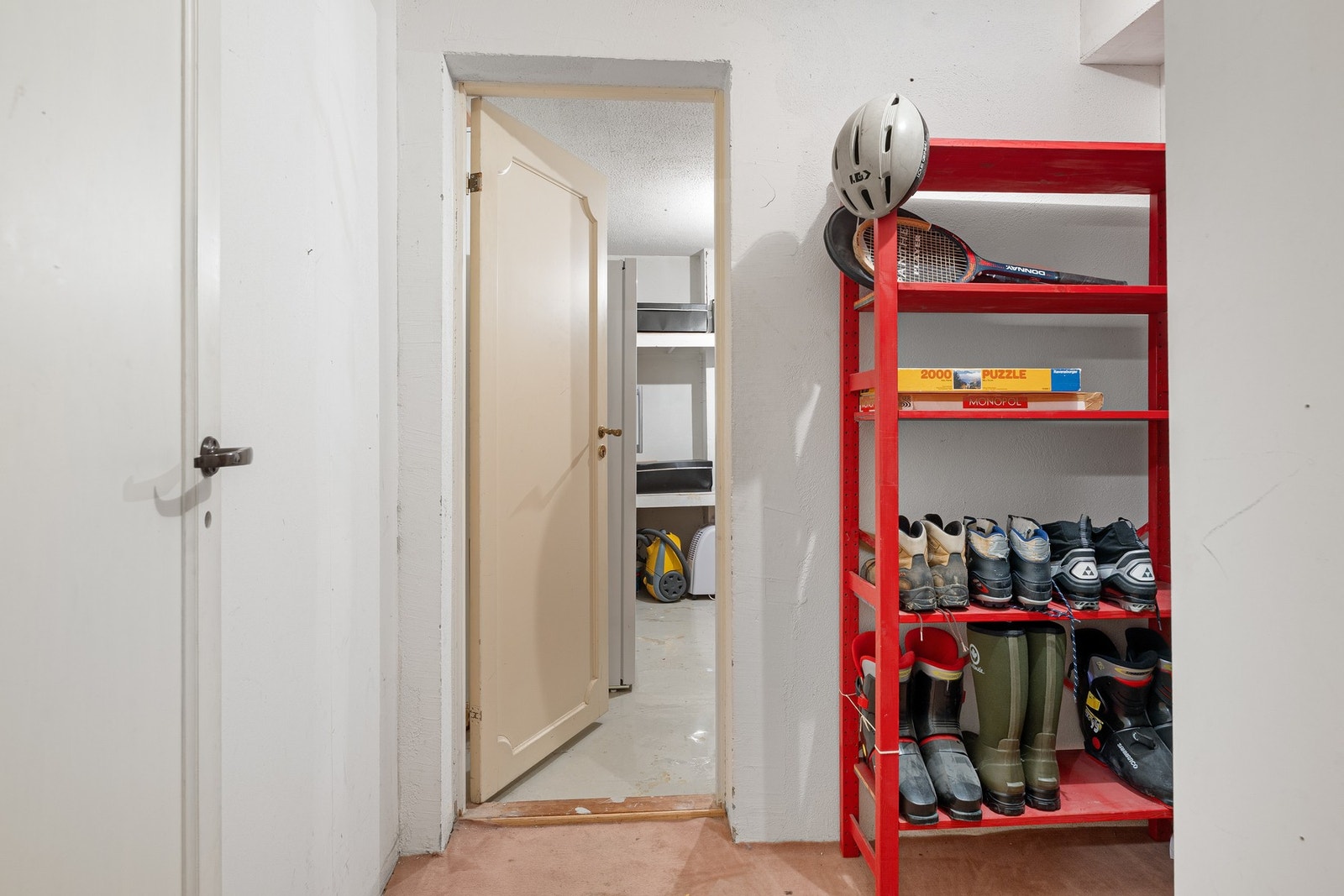 I kjelleren finner du to store boder som gir svært gode lagringsmuligheter. Galleribilde