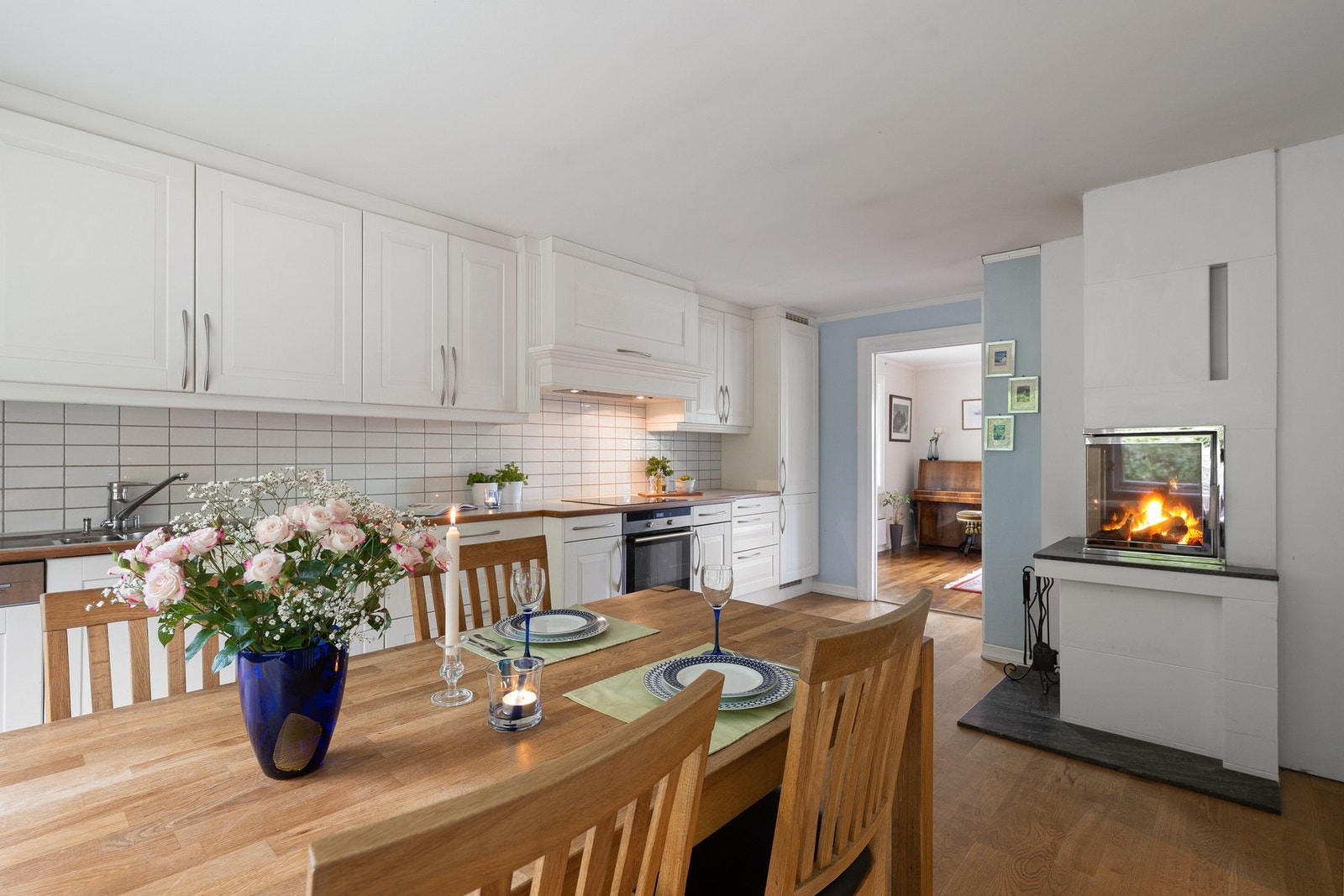 En moderne peisinnsats tilfører både varme og en lun atmosfære - et sjeldent og ettertraktet element i kjøkkenrommet. Galleribilde