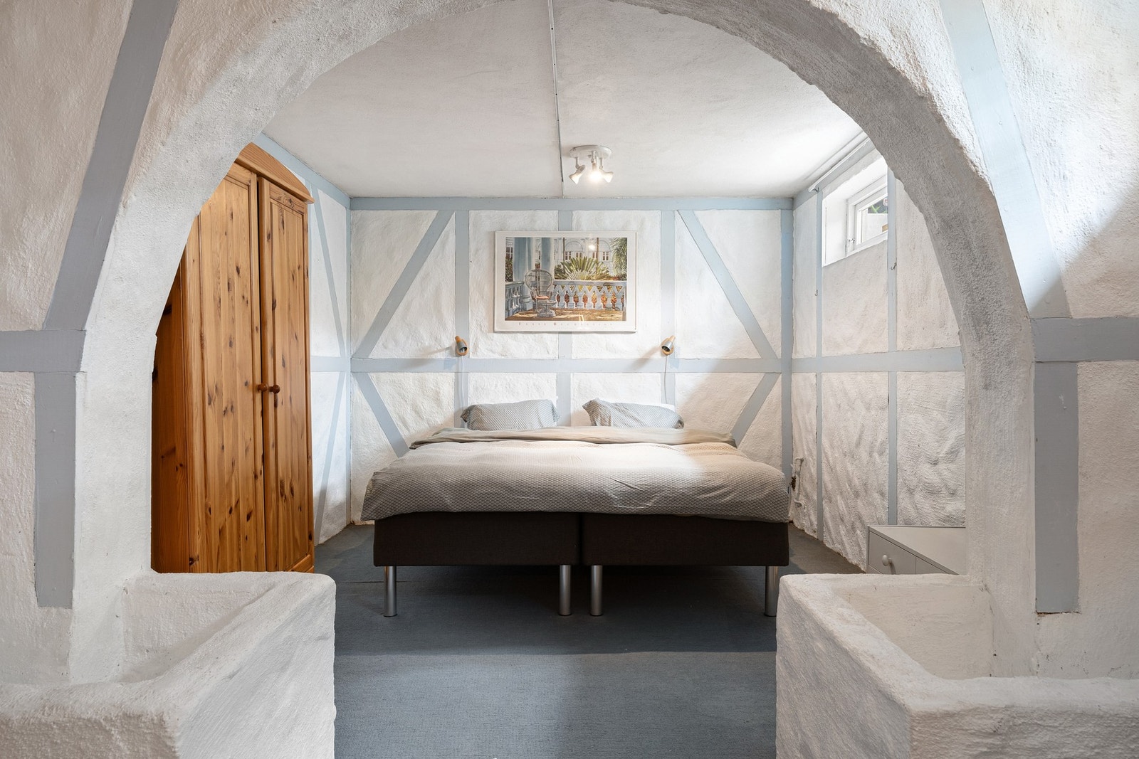 En del av kjellerstuen er i dag praktisk innredet med soveplass, som gir fleksible muligheter for gjester eller ekstra sengeplasser. Galleribilde