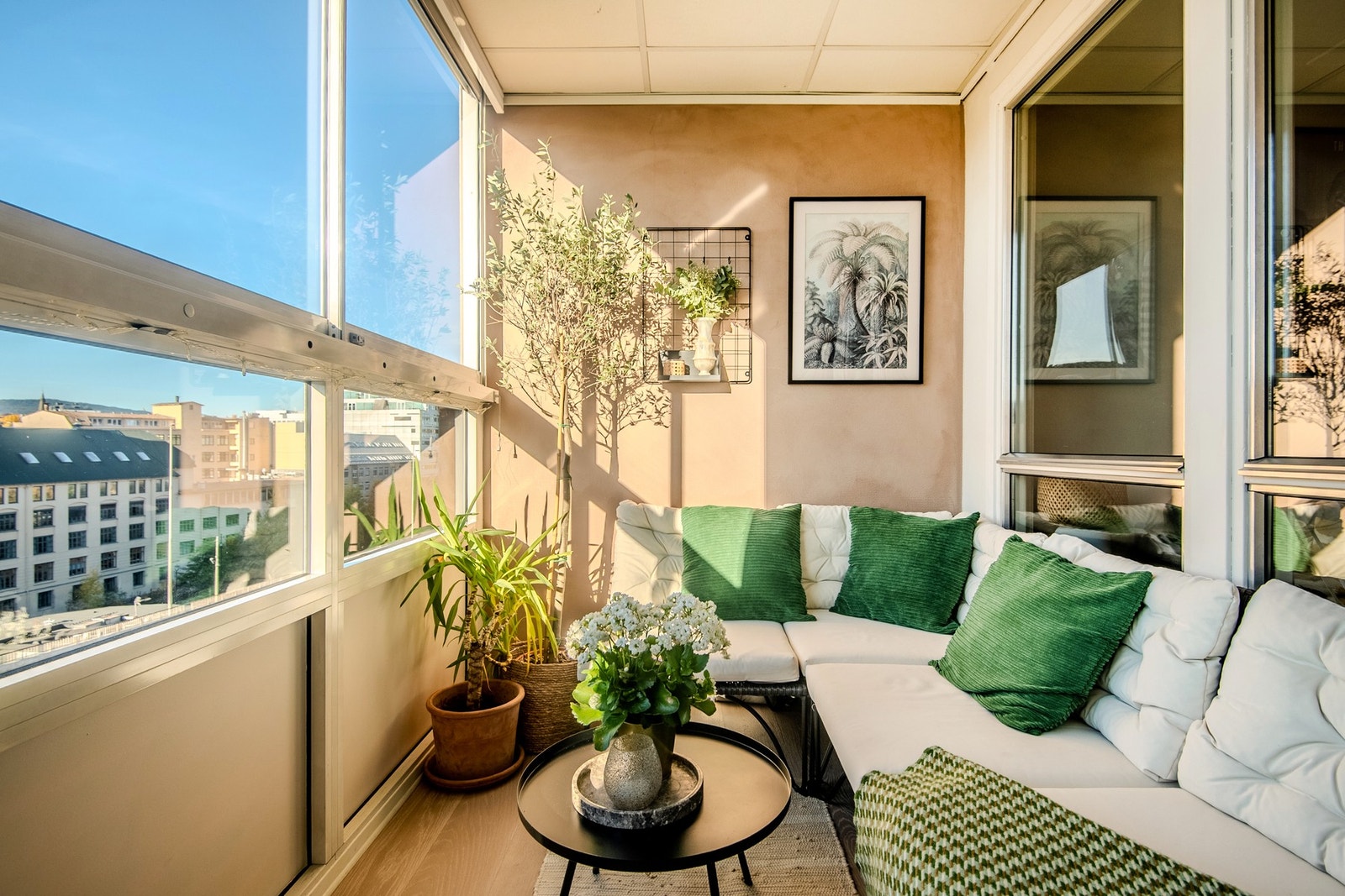 Her er det god plass til en sofagruppe eller annet utemøblement, perfekt for både avslapning og hyggelige sammenkomster. Galleribilde