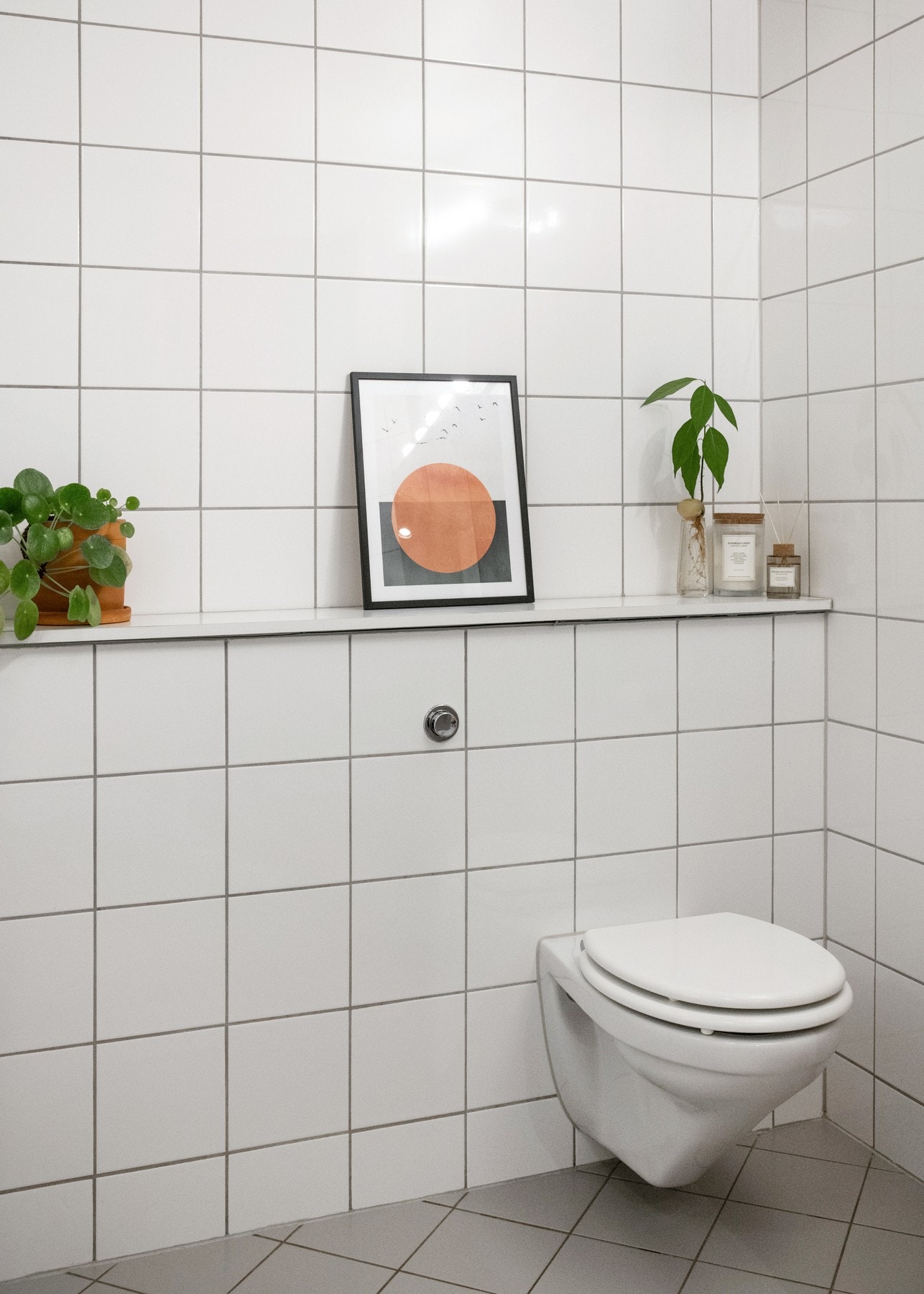 Badet er innredet med vegghengt servantskap med ovenpåliggende servant, samt speil med belysning over. Galleribilde