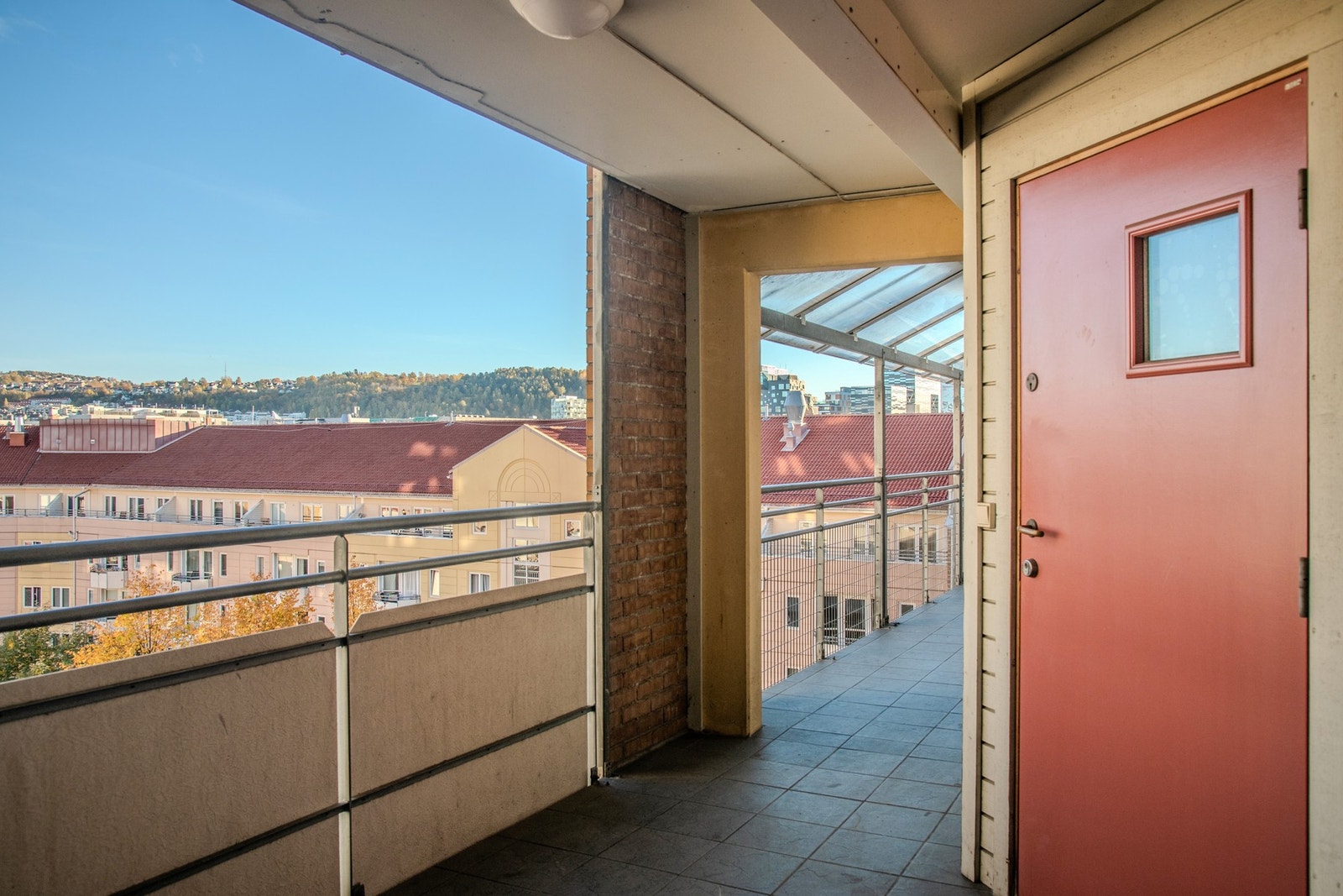 Adkomst til leiligheten skjer via felles svalgang. Galleribilde