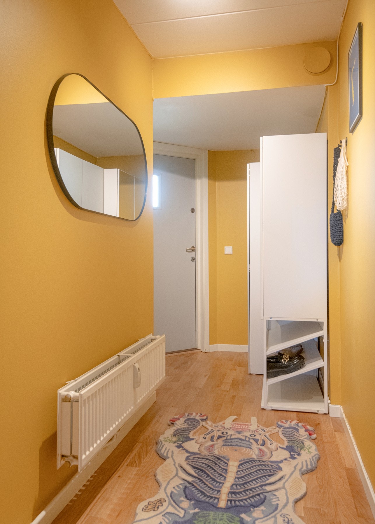 Her er det god plass til å henge fra seg yttertøy og sette fra seg sko, samt møblere med garderobeskap eller kommode for ekstra lagringsmuligheter. Galleribilde