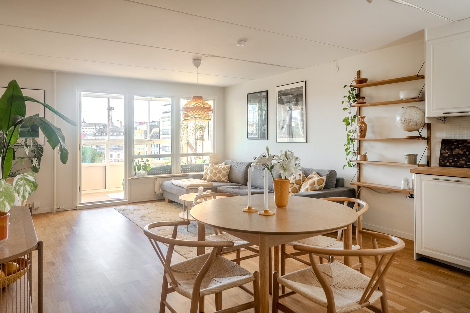 De store vindusflatene slipper inn rikelig med naturlig lys og gir en flott utsikt fra syvende etasje. Galleribilde