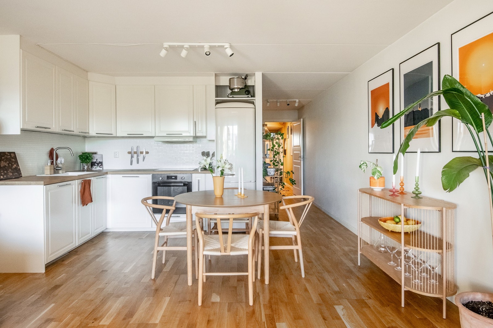 Stuen har gode innredningsmuligheter, med plass til både en stor sofagruppe og mediemøblement ved vinduet, samt spisebord i tilknytning til kjøkkensonen. Galleribilde
