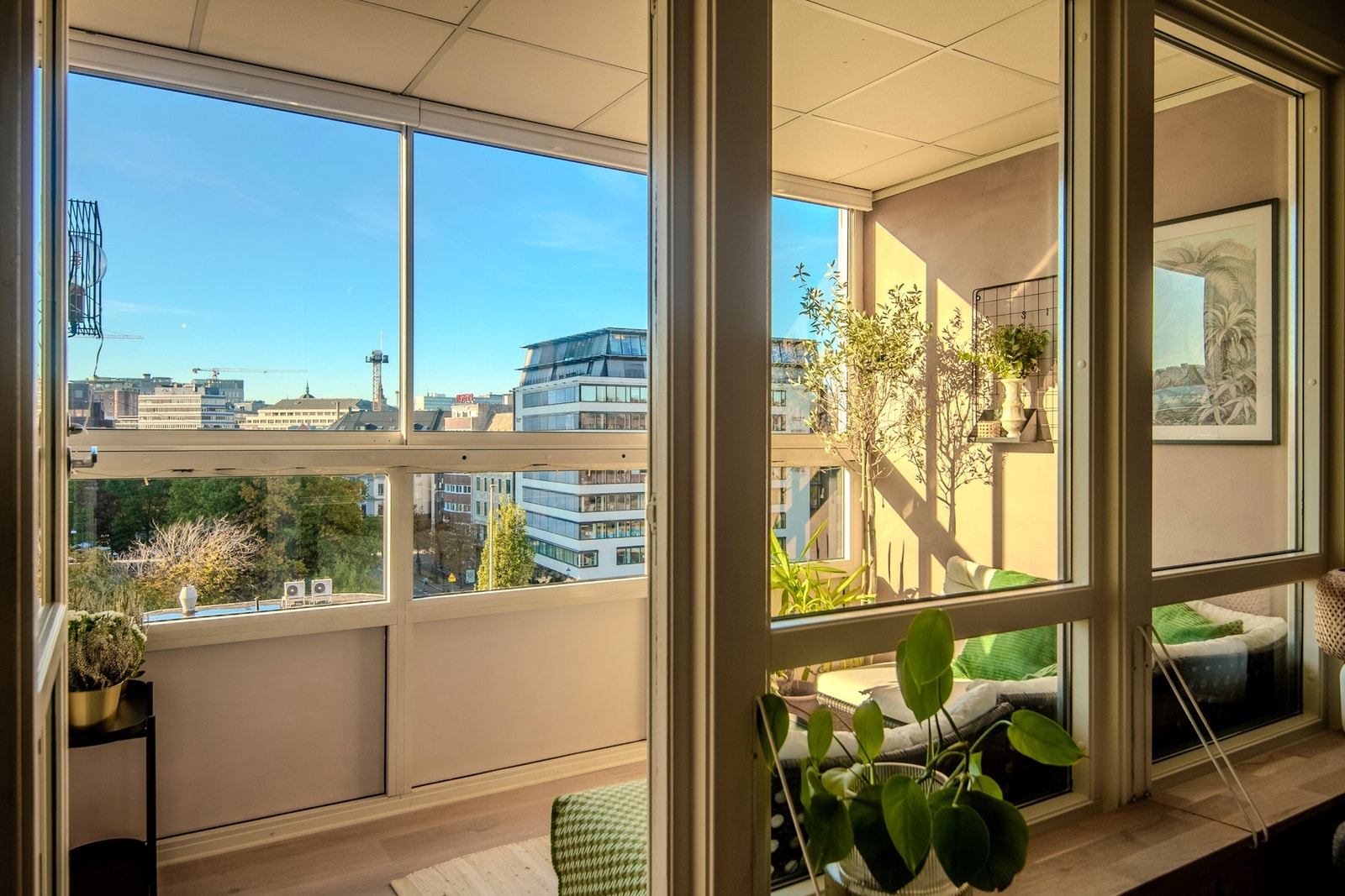 Leiligheten kan skilte med en flott innglasset balkong på ca. 6m², som gir en naturlig forlengelse av oppholdsrommet. Galleribilde