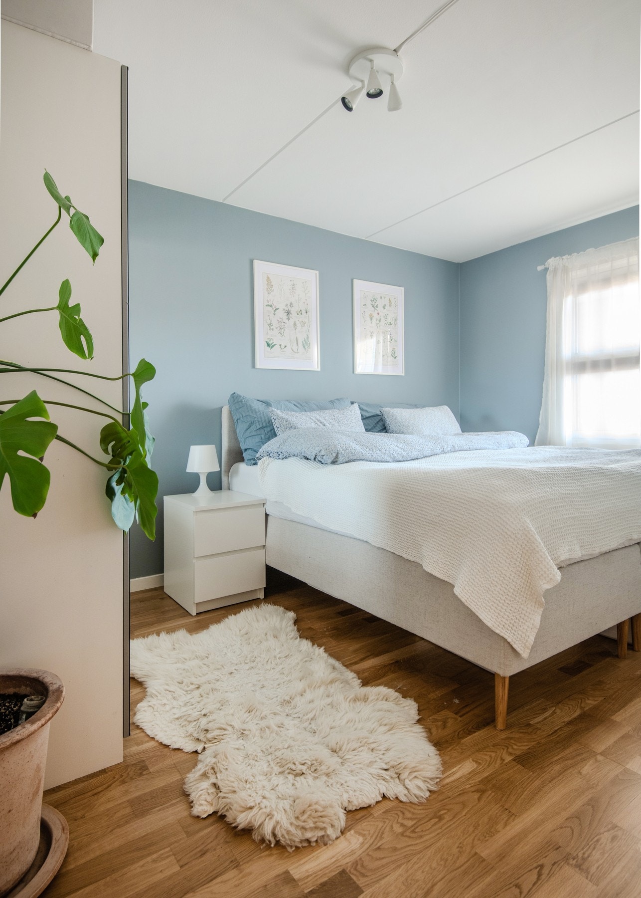 Det store vinduet slipper inn rikelig med naturlig lys og skaper en lys og behagelig atmosfære gjennom hele dagen. Galleribilde