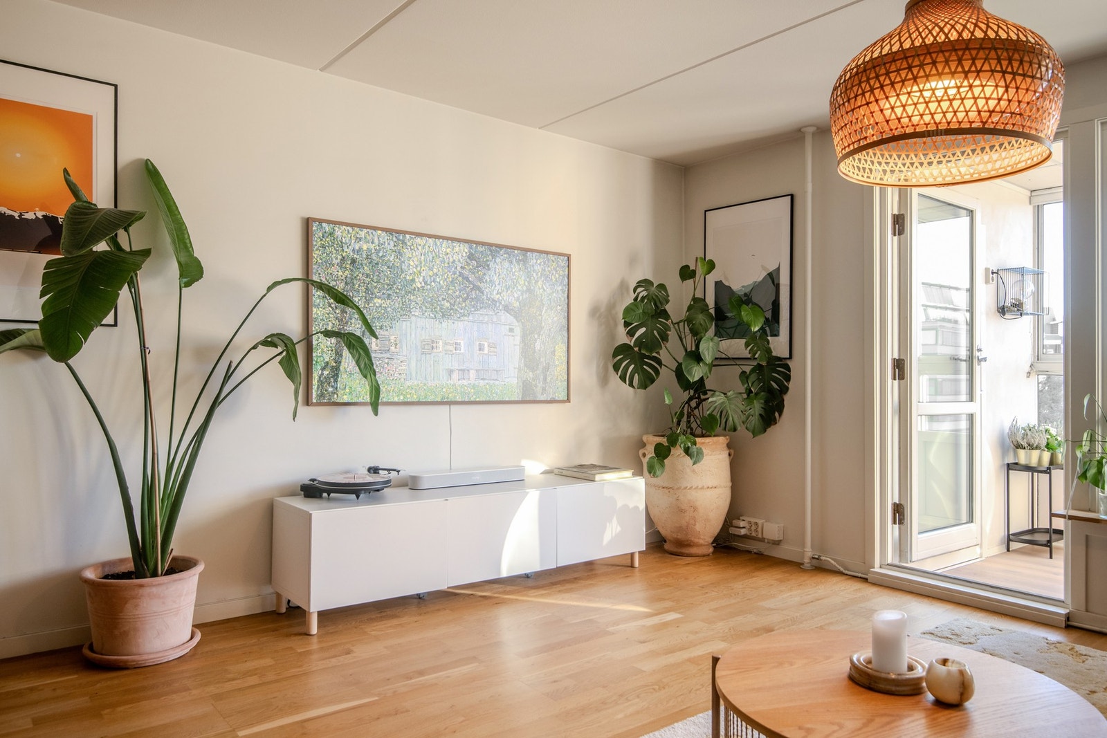 Leiligheten byr på en moderne og gjennomført standard med god romfølelse og tidsriktige materialvalg. Galleribilde
