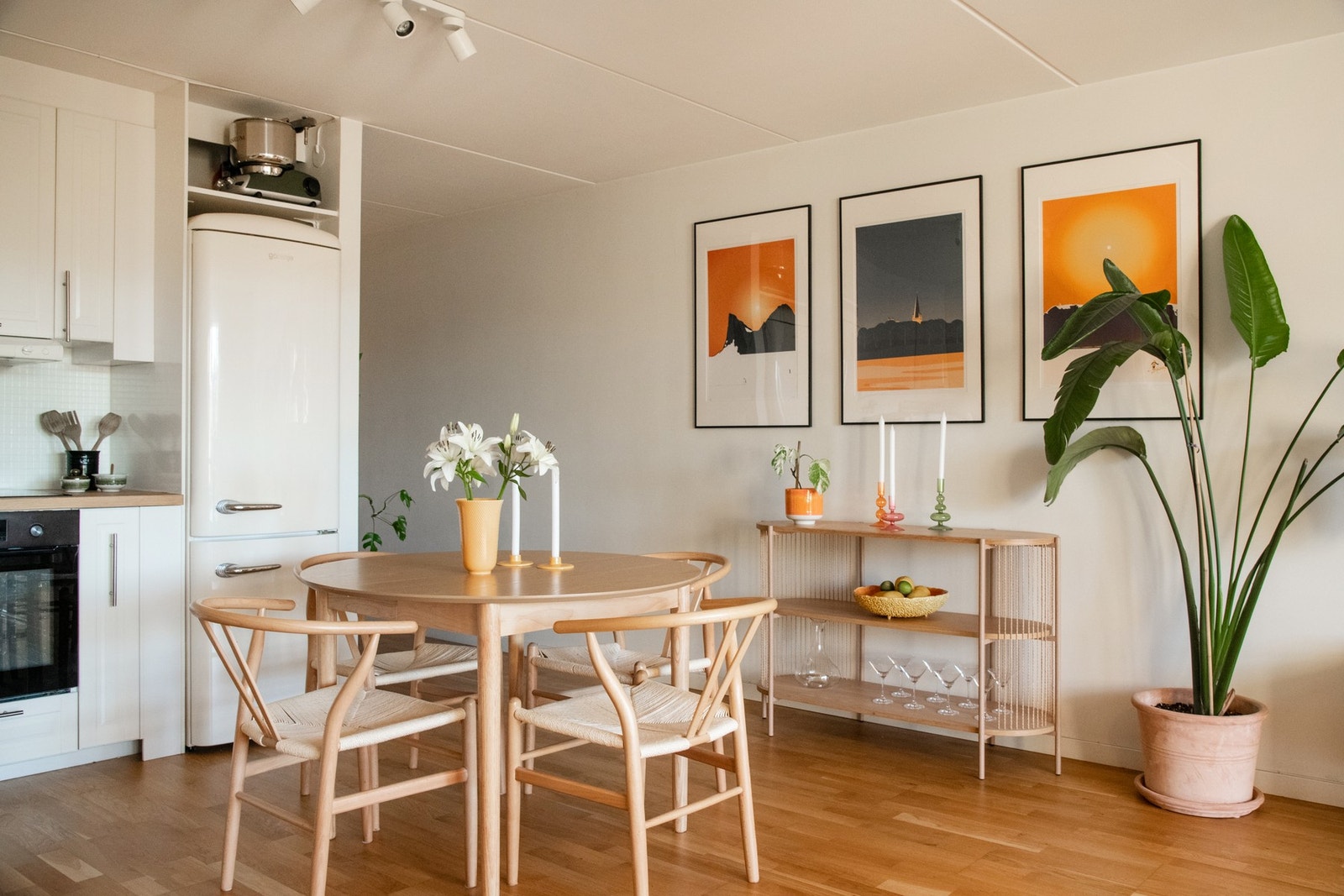 En funksjonell og innbydende kjøkkenløsning som passer godt både til hverdagsbruk og når man ønsker å samle venner og familie. Galleribilde