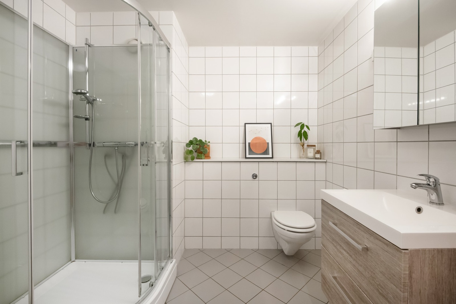 Videre har du her dusjkabinett, toalett og opplegg for vaskemaskin. Galleribilde