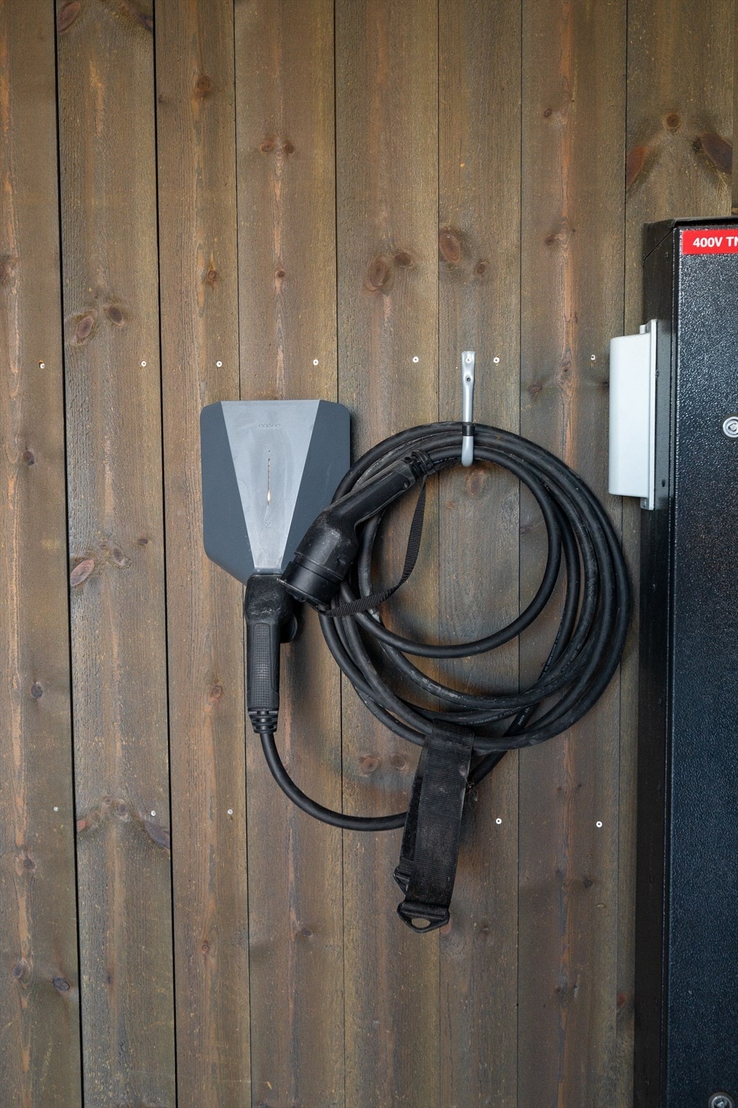 Carport med elbillader Galleribilde