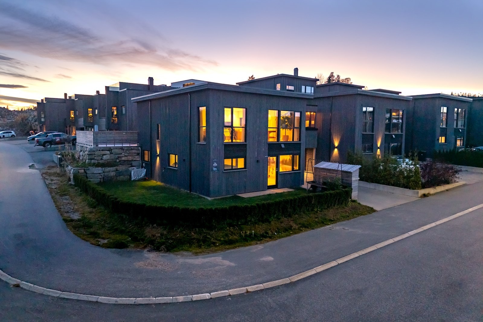 Hjørnetomt med lettstelt plen Galleribilde